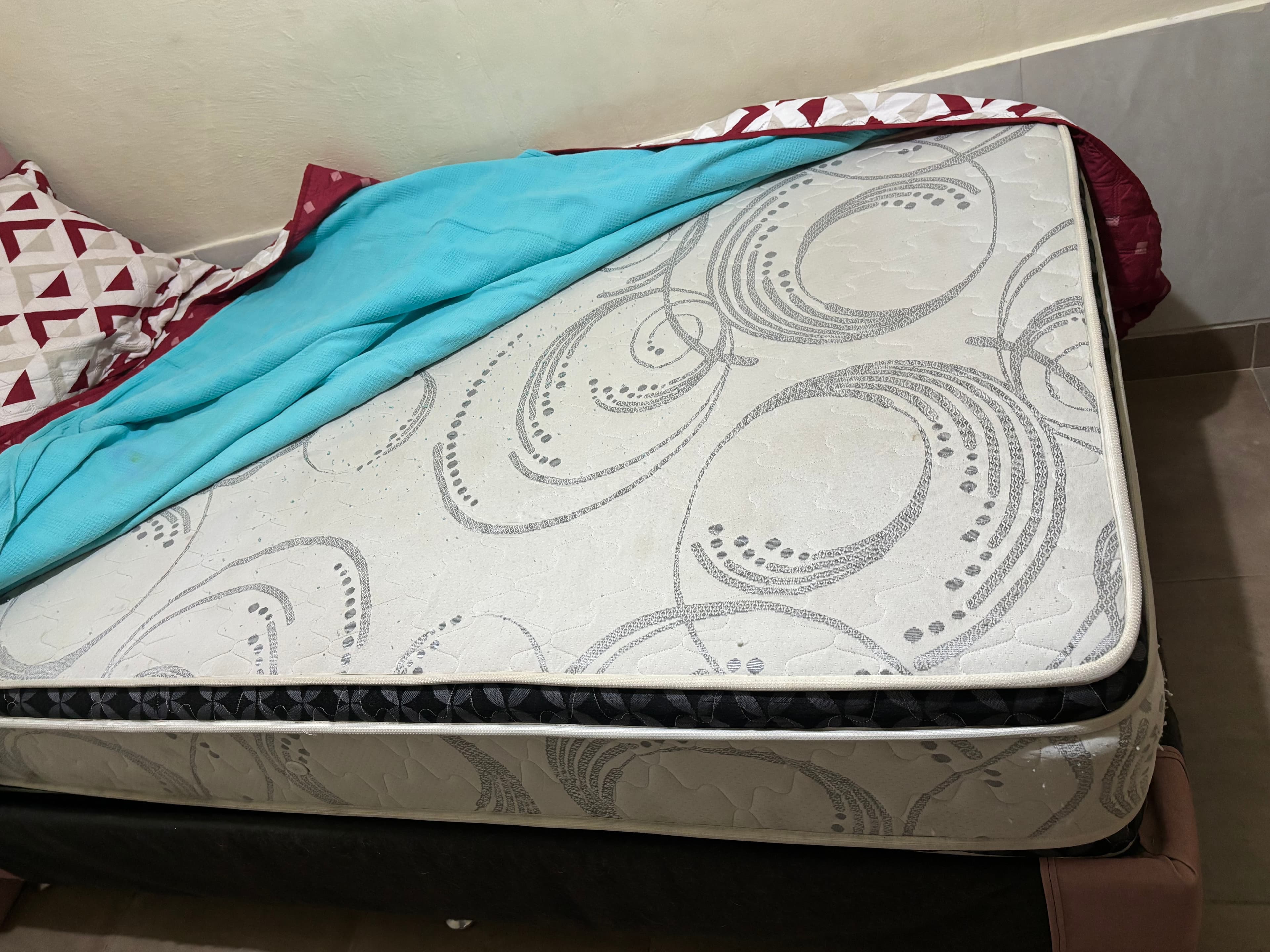 imagen de producto Cama con colchón y espaldar