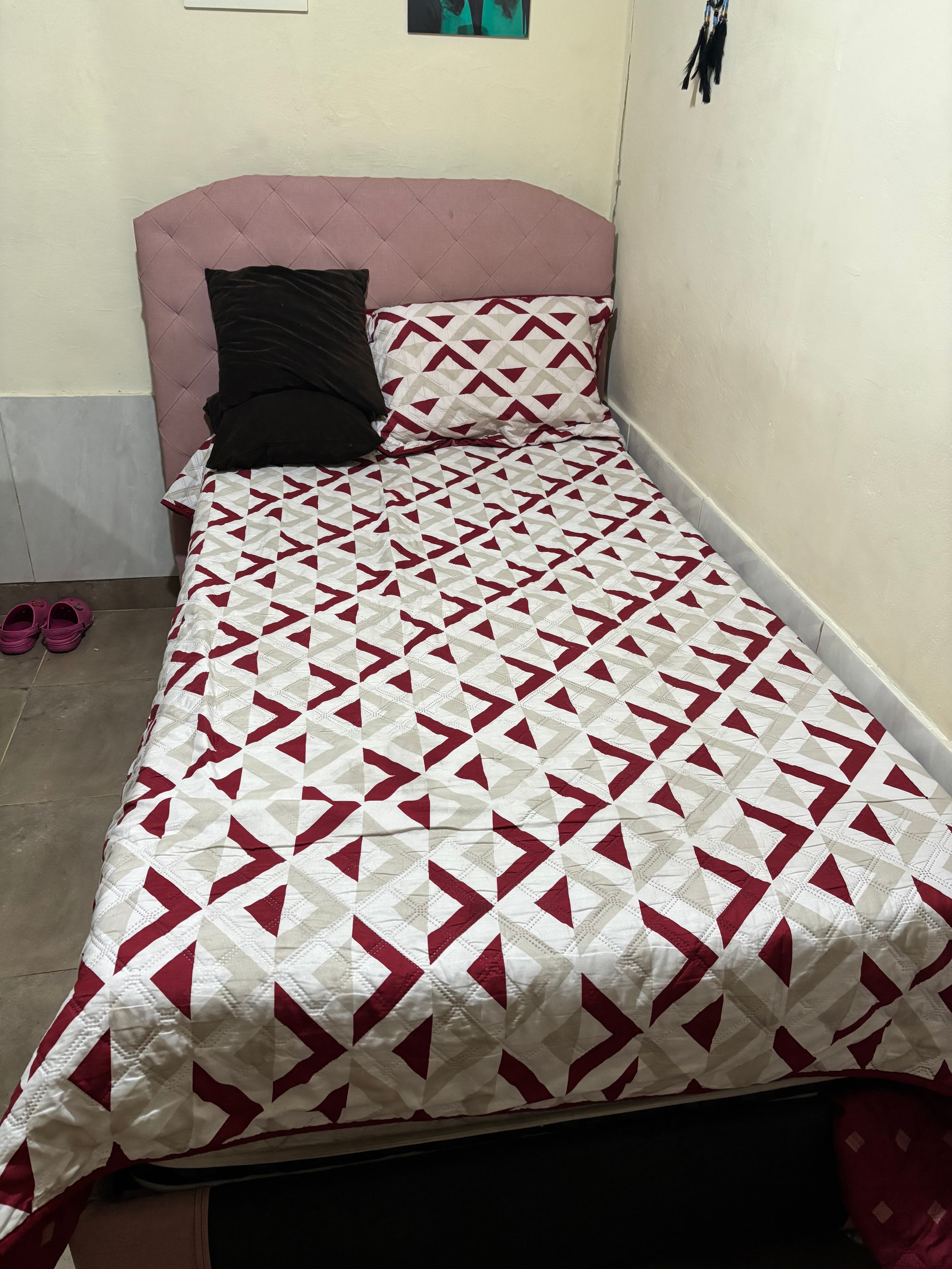 imagen de producto Cama con colchón y espaldar