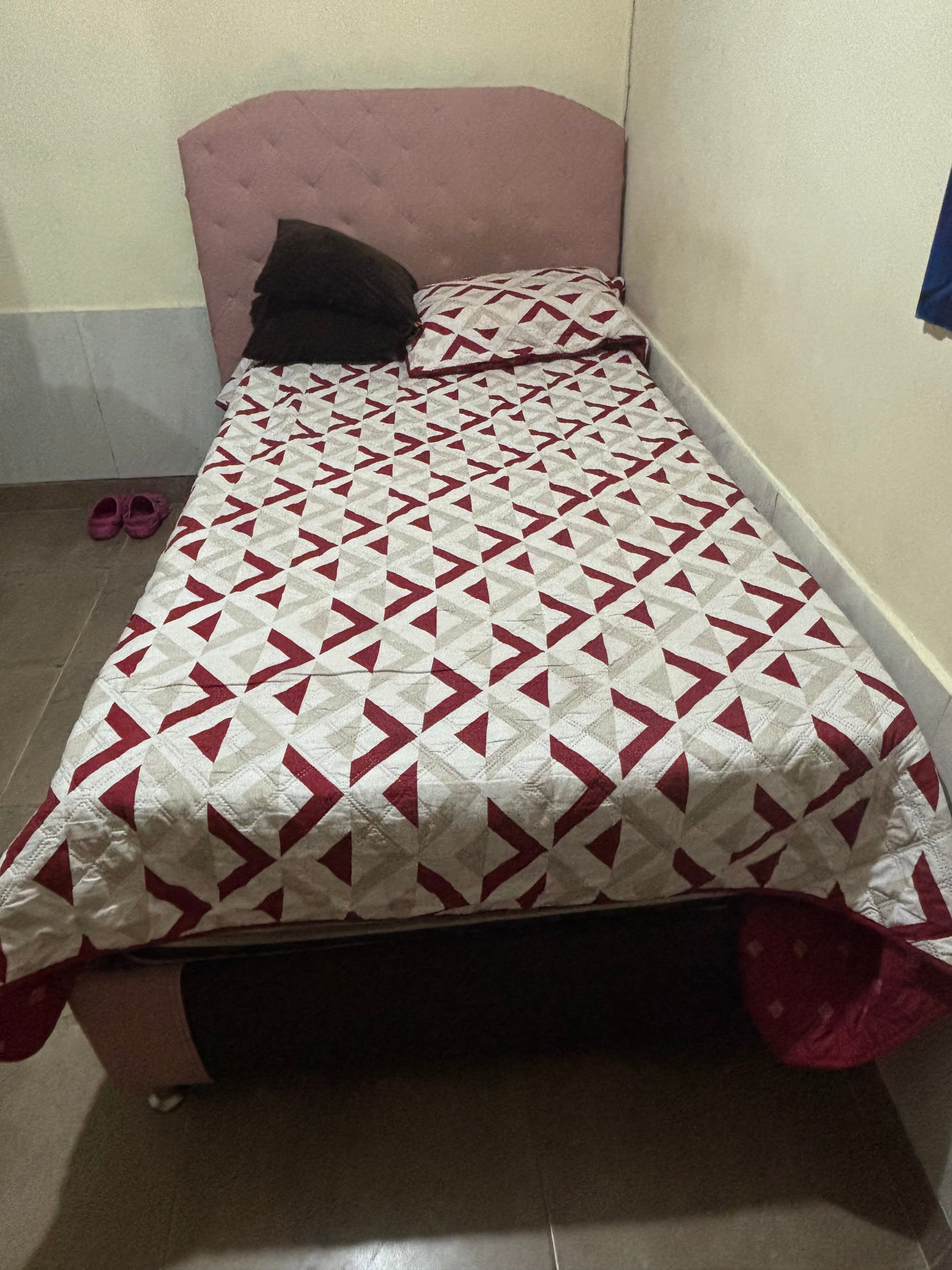 imagen de producto Cama con colchón y espaldar