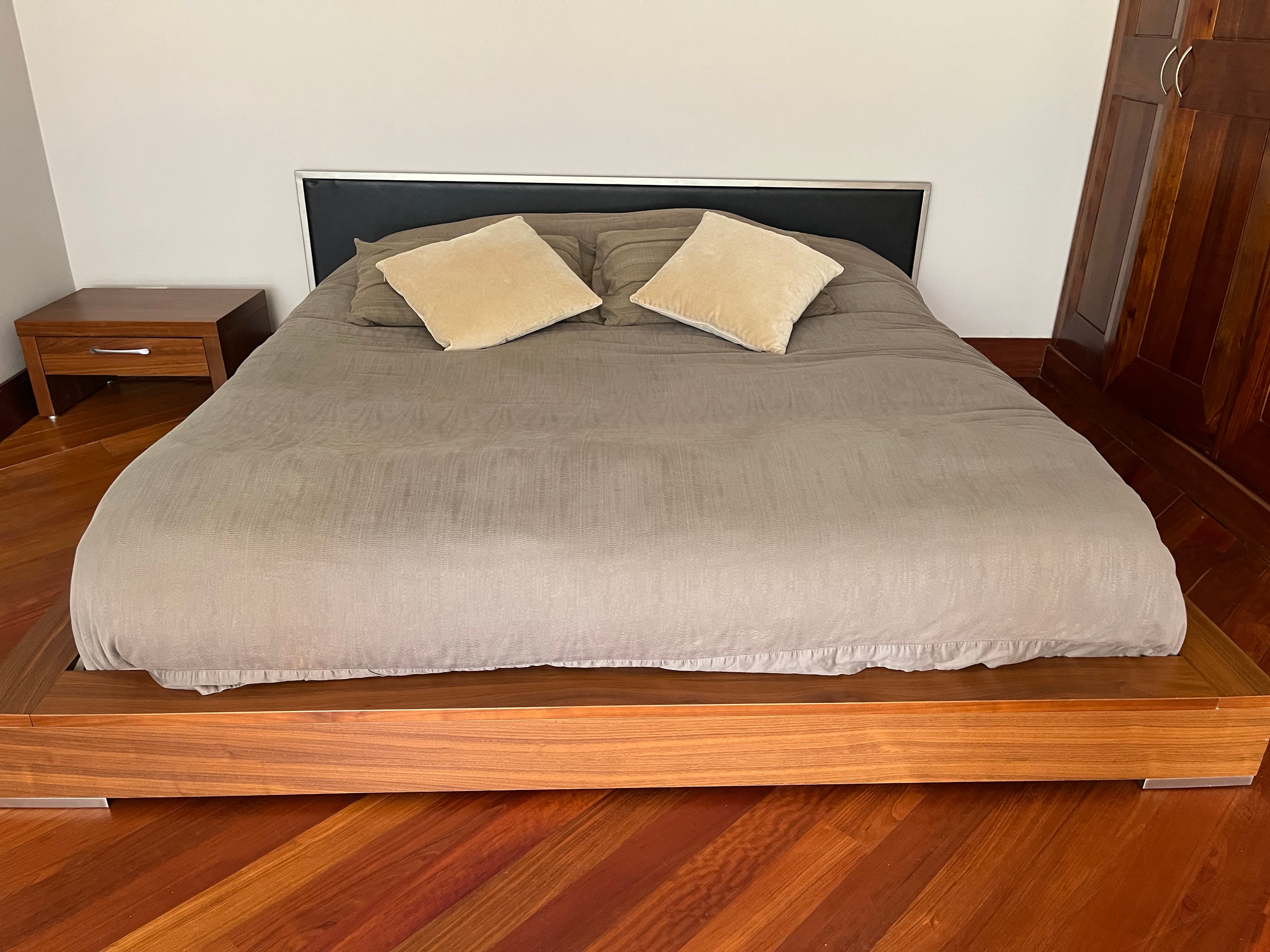 imagen de producto Cama king marca BOConcept con 2 mesas de noche