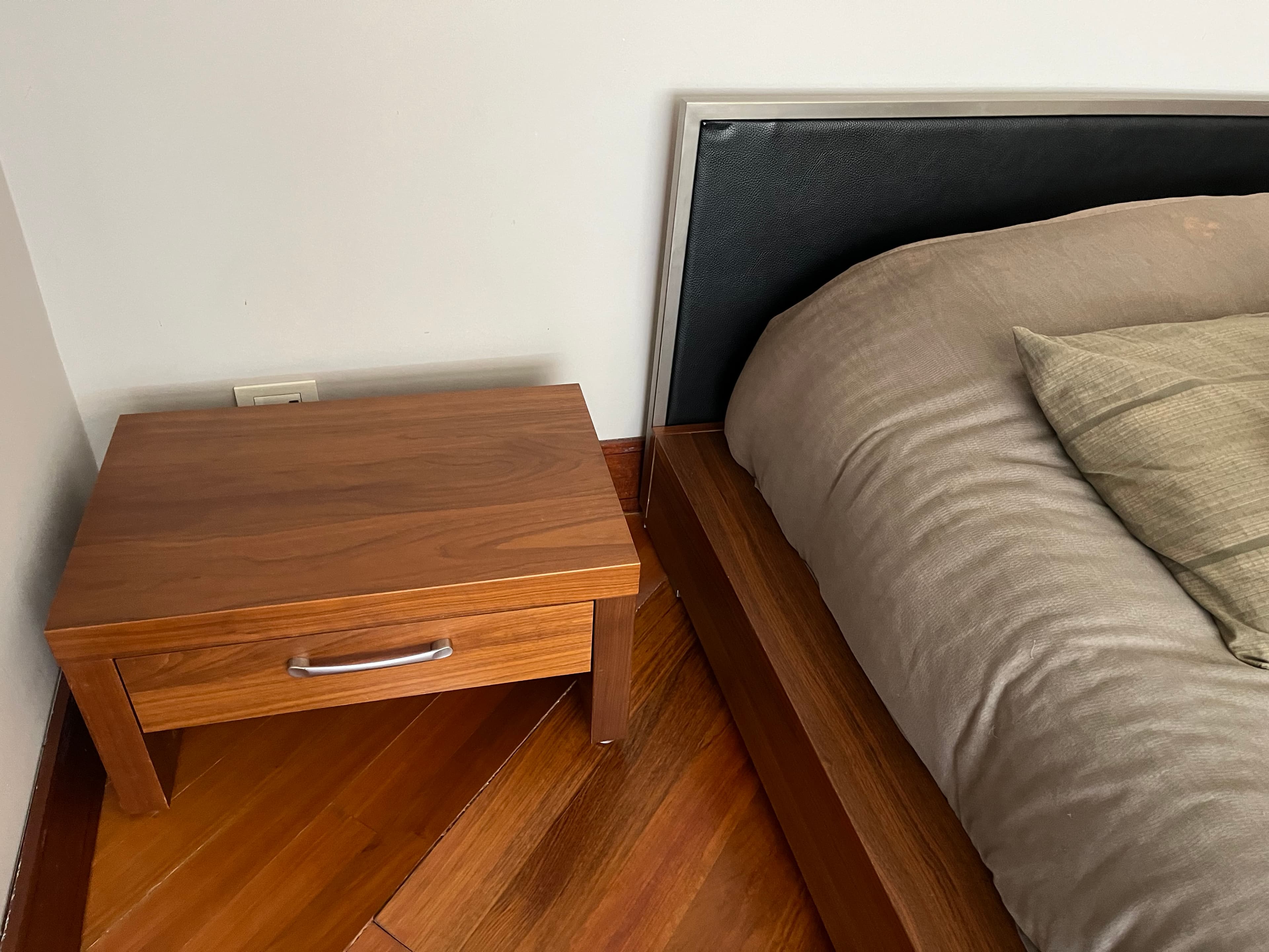 imagen de producto Cama king marca BOConcept con 2 mesas de noche
