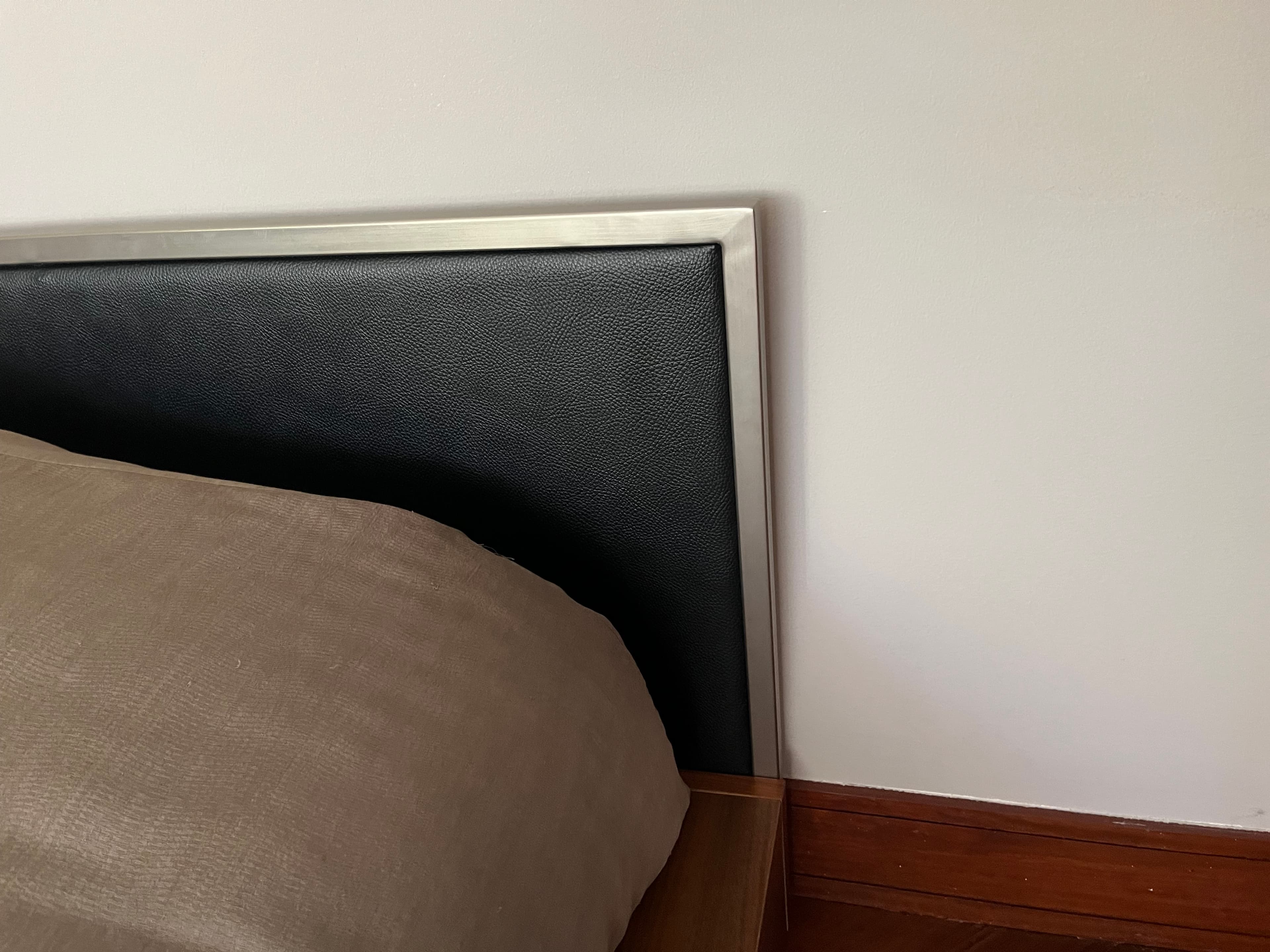 imagen de producto Cama king marca BOConcept con 2 mesas de noche