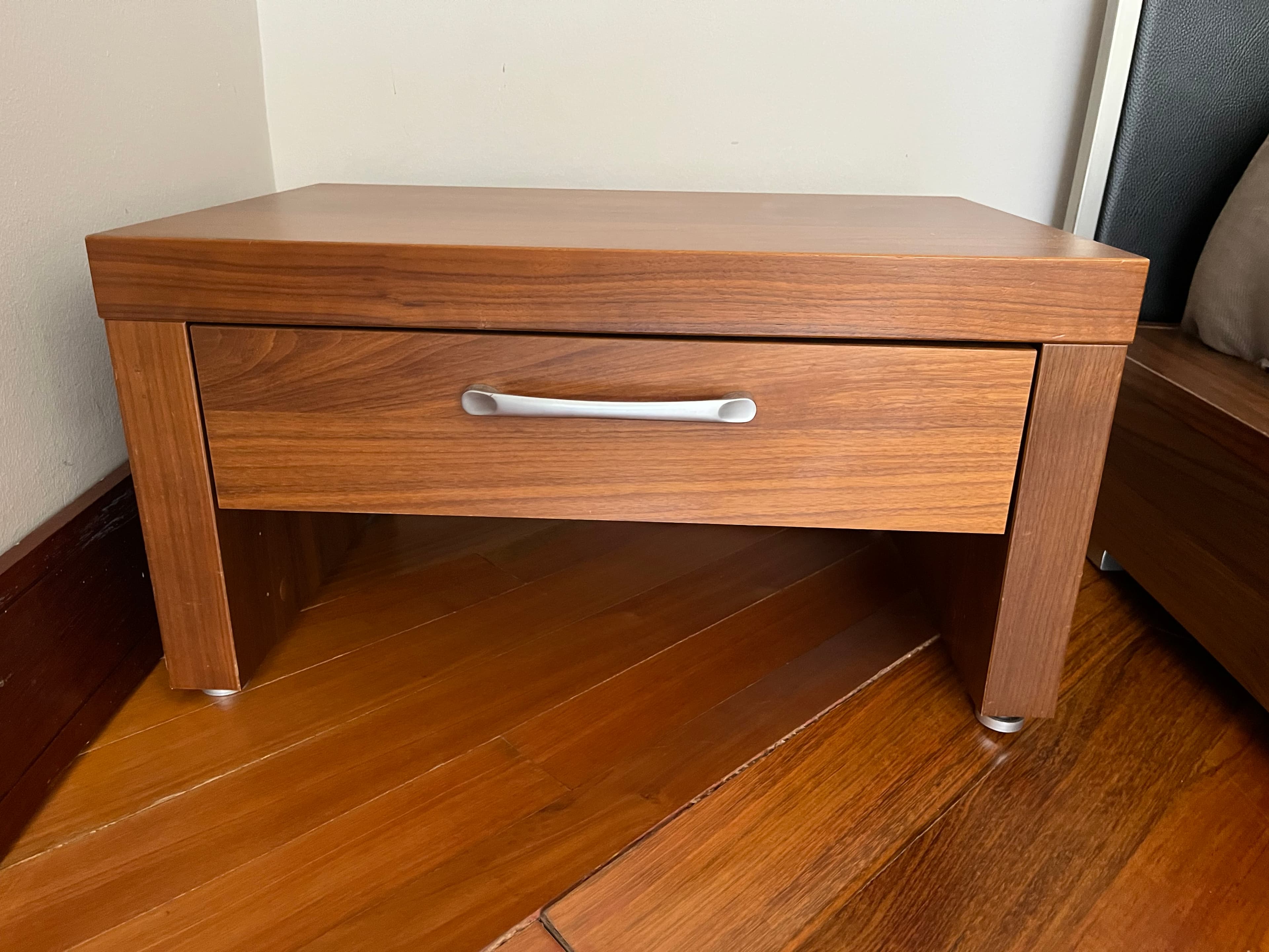 imagen de producto Cama king marca BOConcept con 2 mesas de noche