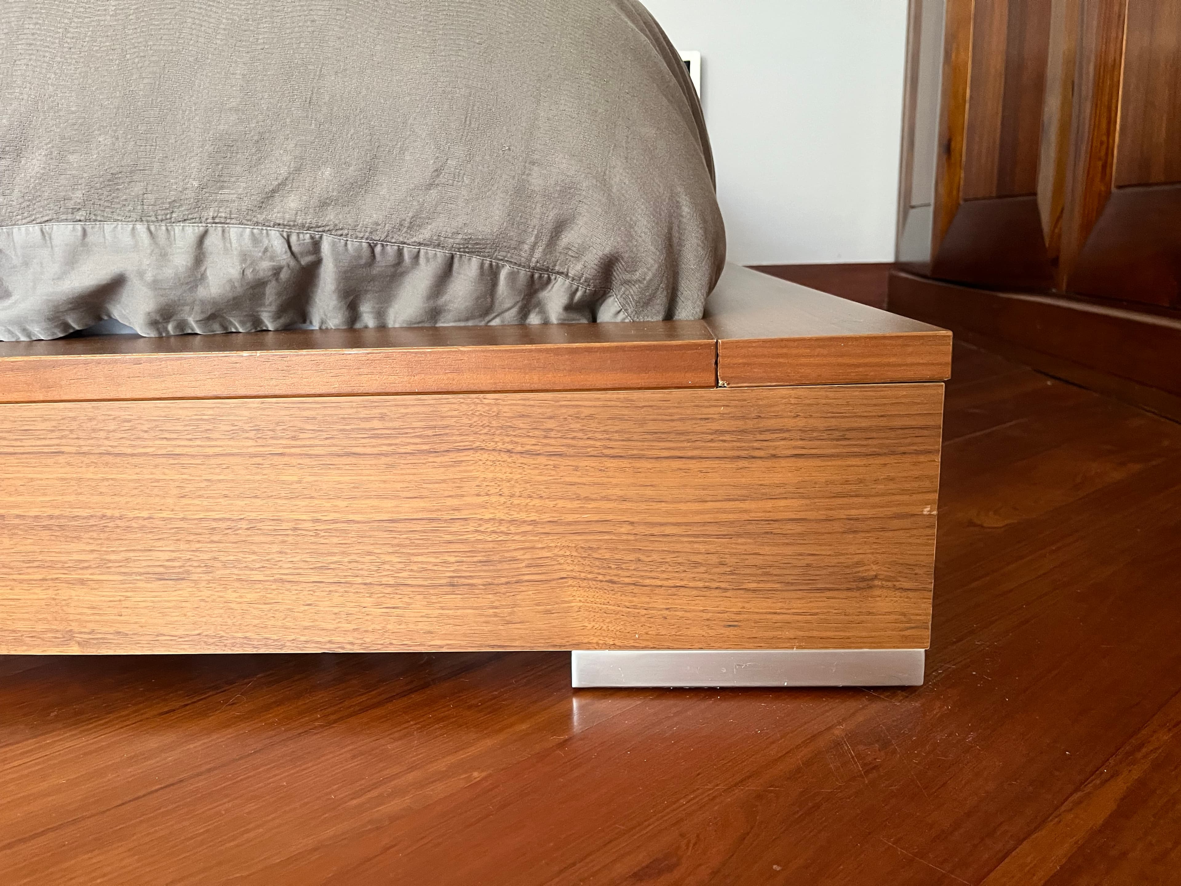 imagen de producto Cama king marca BOConcept con 2 mesas de noche