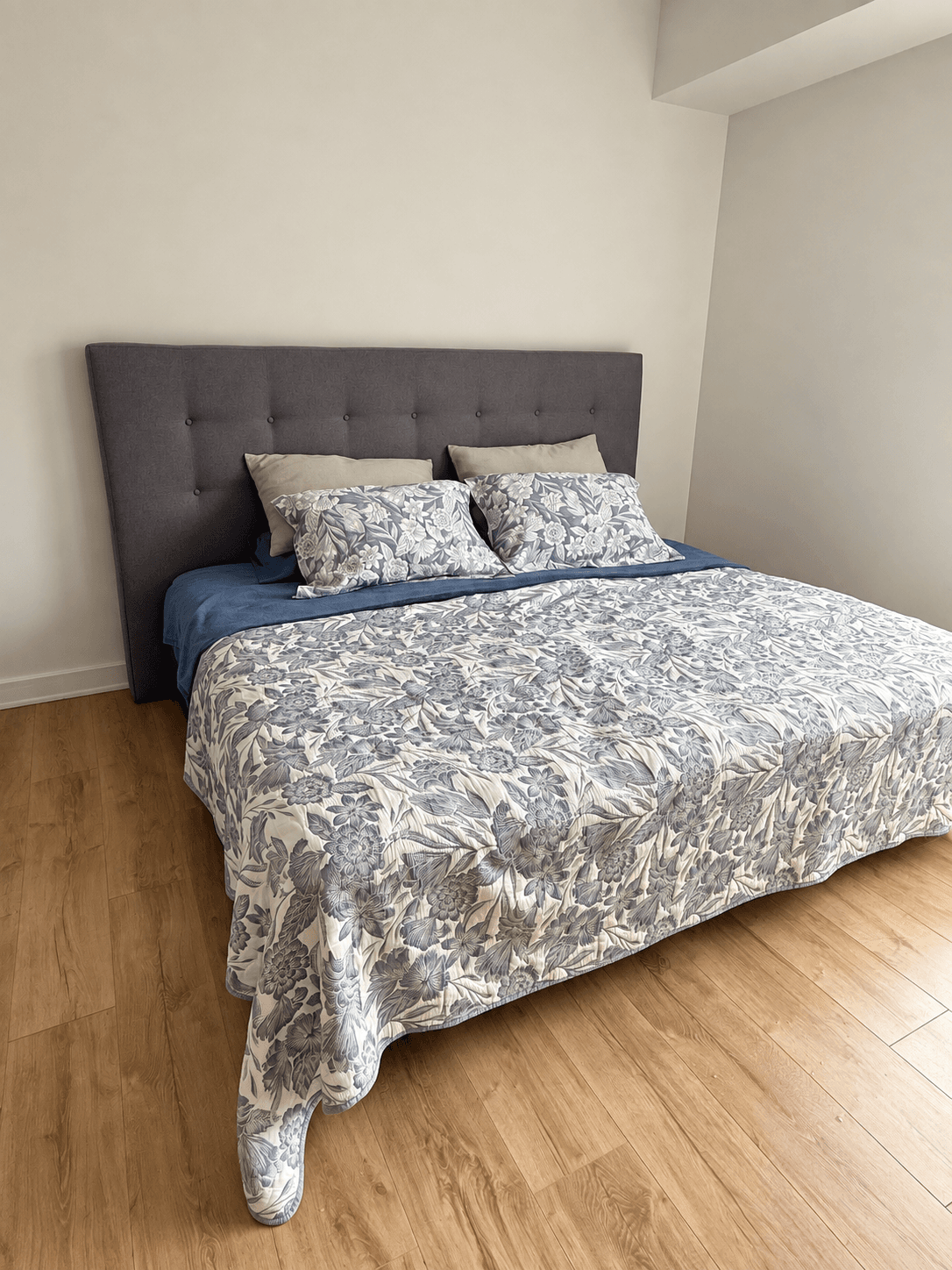 imagen de producto Cama 2mt x 2mt con colchón y espaldar