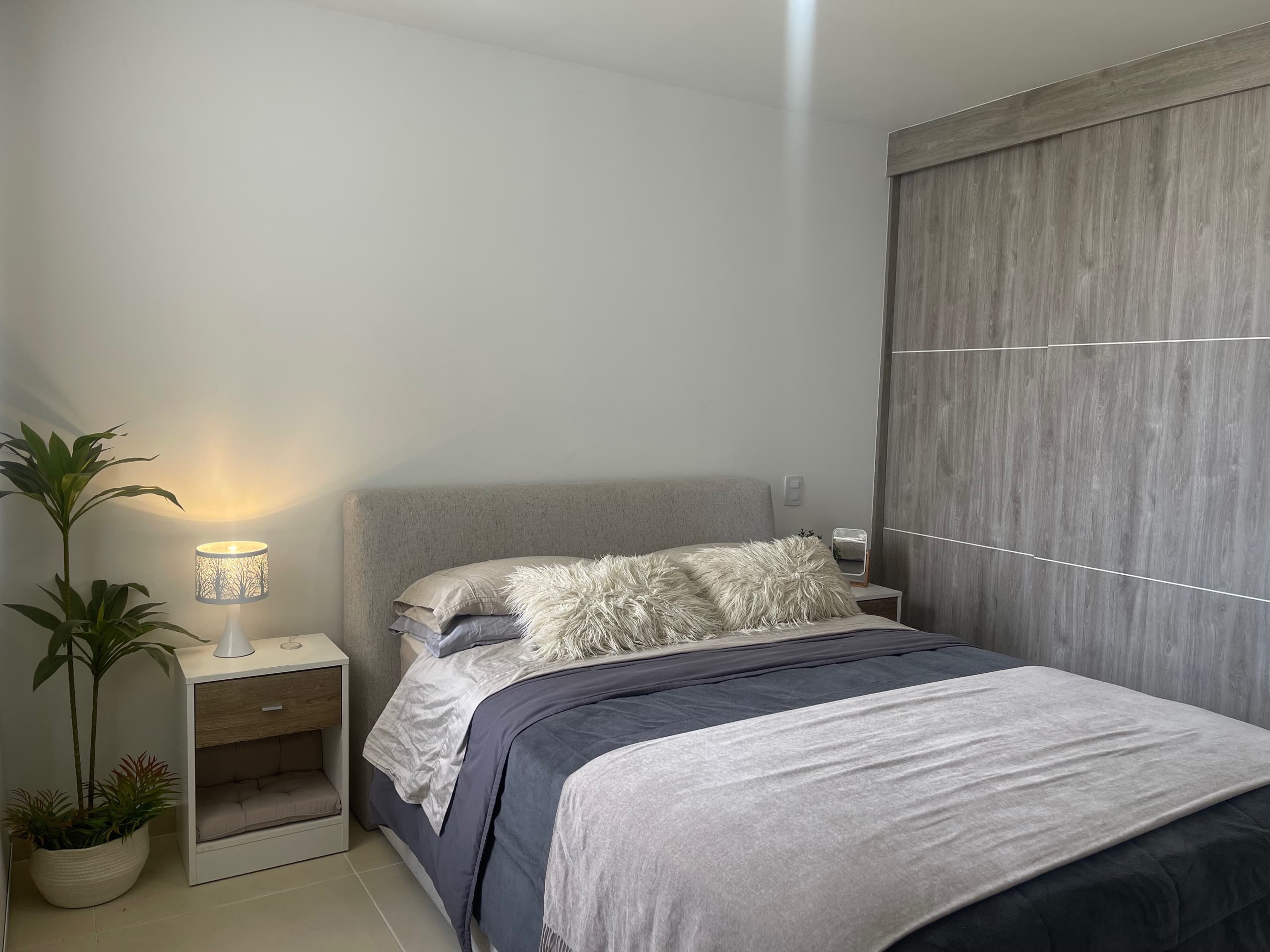 imagen de producto Cama con colchón semi firme Spring