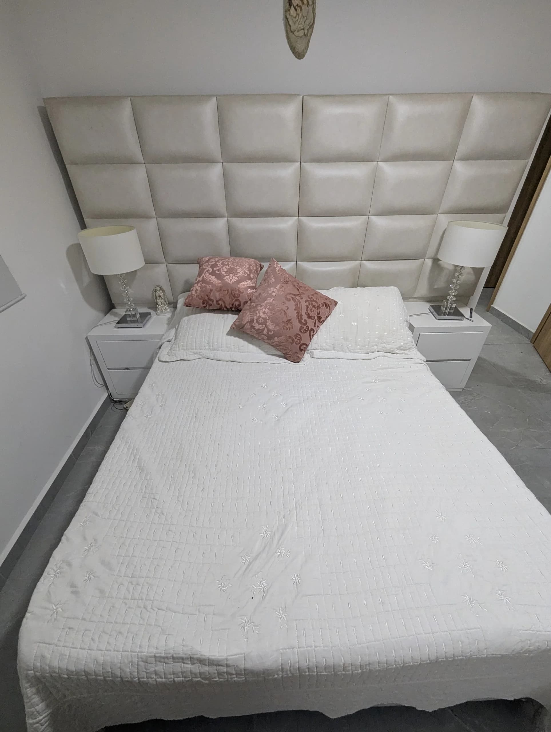 imagen de producto Cama con colchón más espaldar y mesas de niche