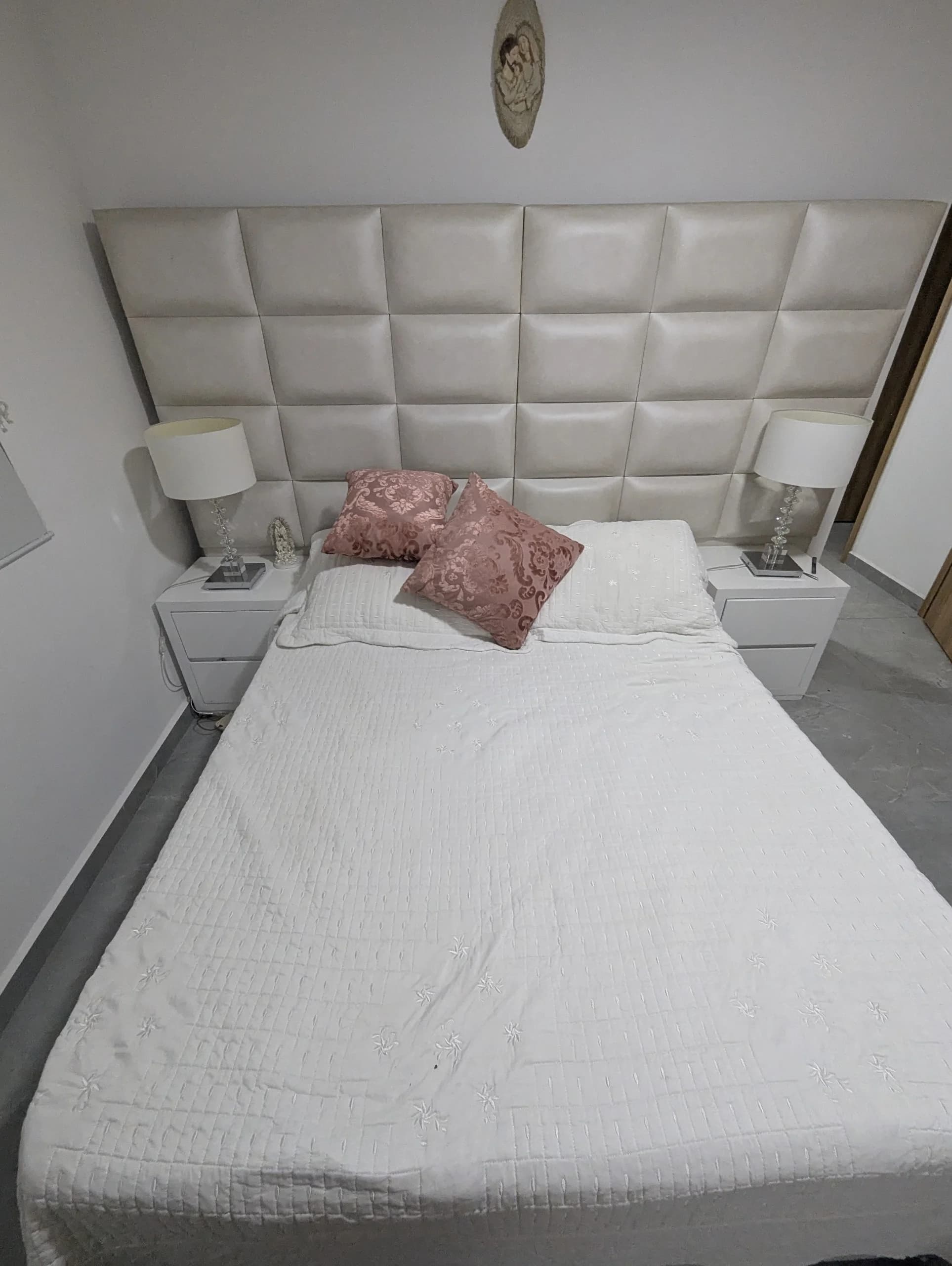 imagen de producto Cama con colchón más espaldar y mesas de niche