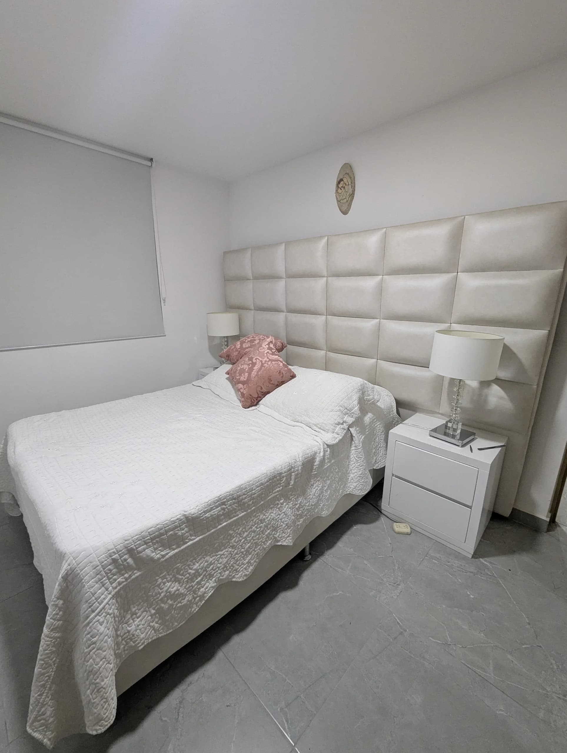 imagen de producto Cama con colchón más espaldar y mesas de niche