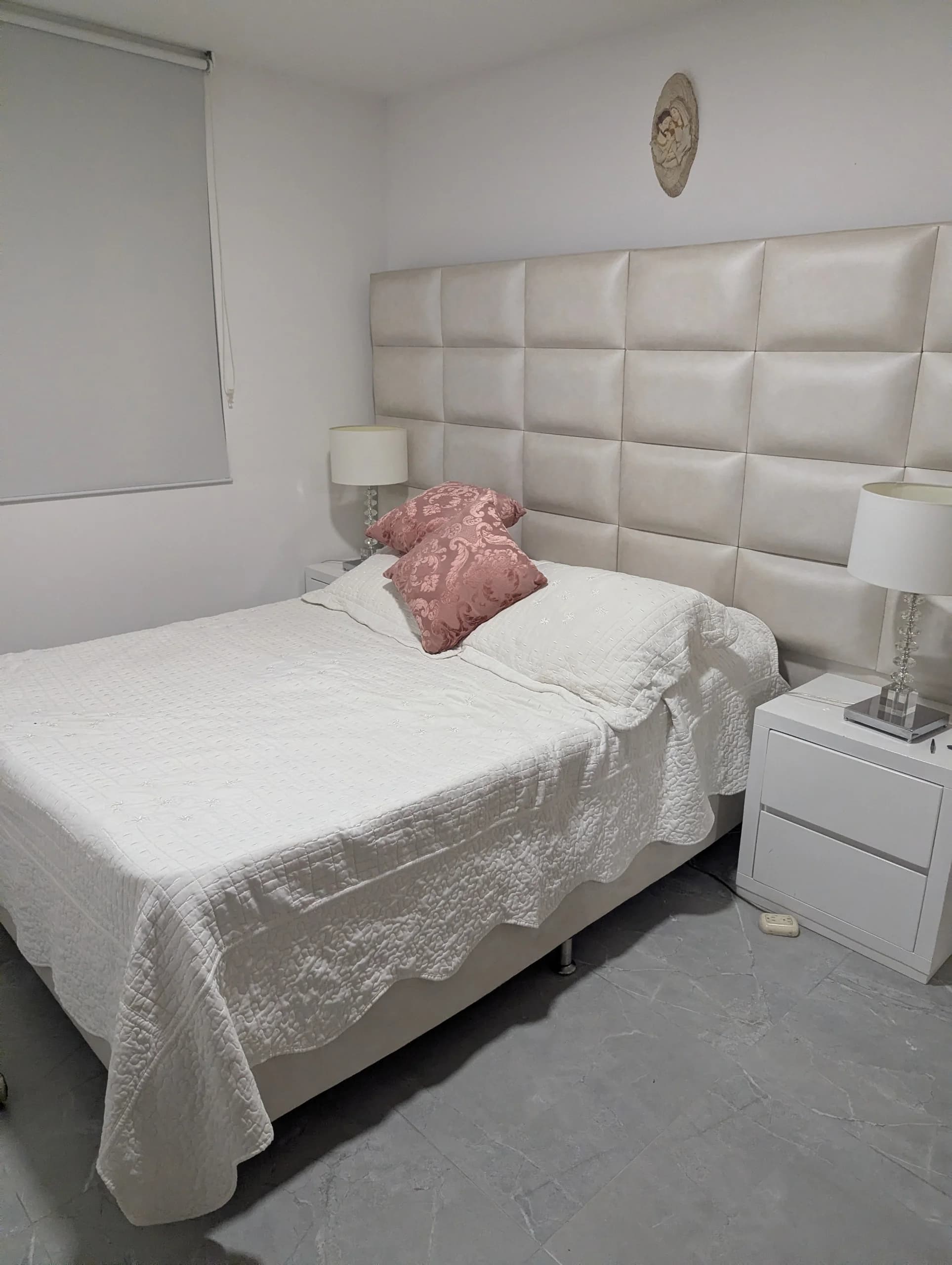 imagen de producto Cama con colchón más espaldar y mesas de niche