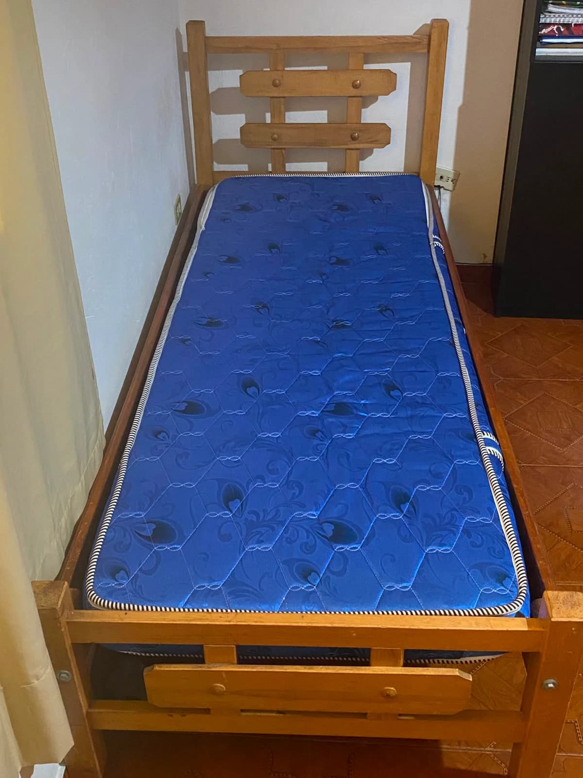imagen de producto Cama Sencilla con Colchoneta Incluida Buen Estado