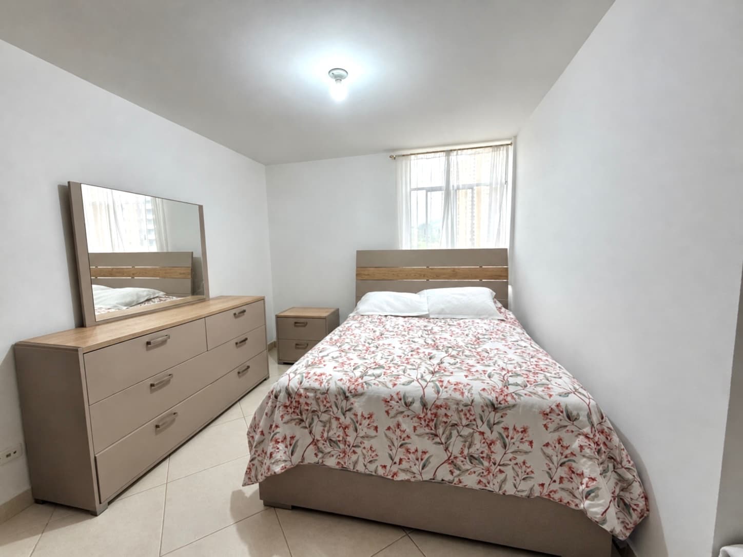 imagen de producto Cama con colchón, nochero y tocador