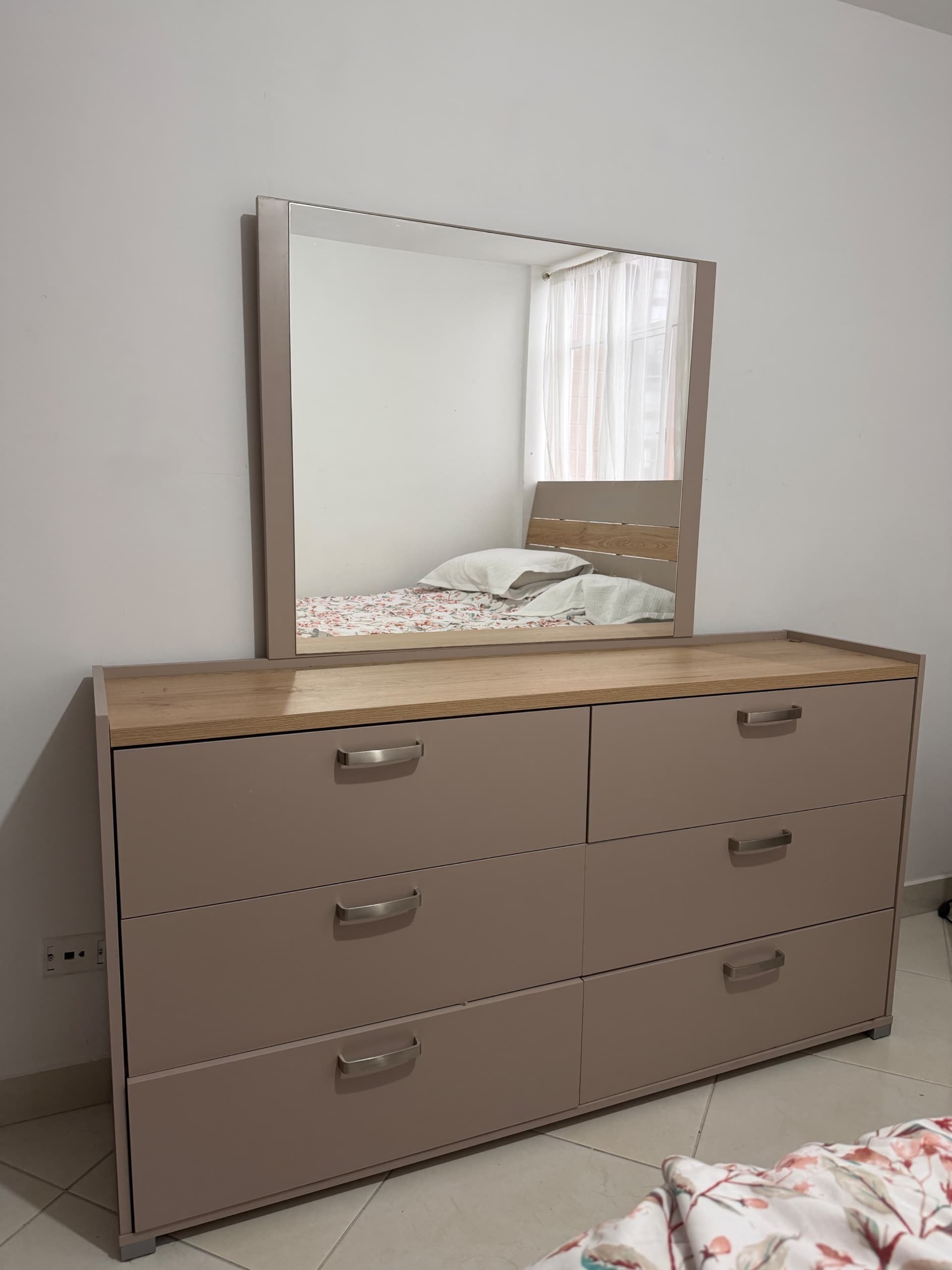 imagen de producto Cama con colchón, nochero y tocador