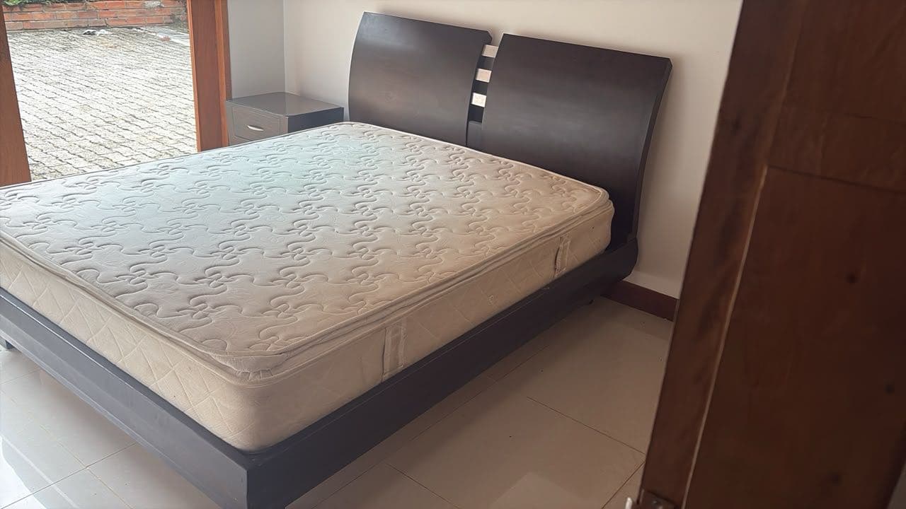 imagen de producto Cama con colchón y nochero