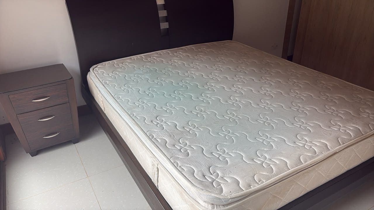 imagen de producto Cama con colchón y nochero