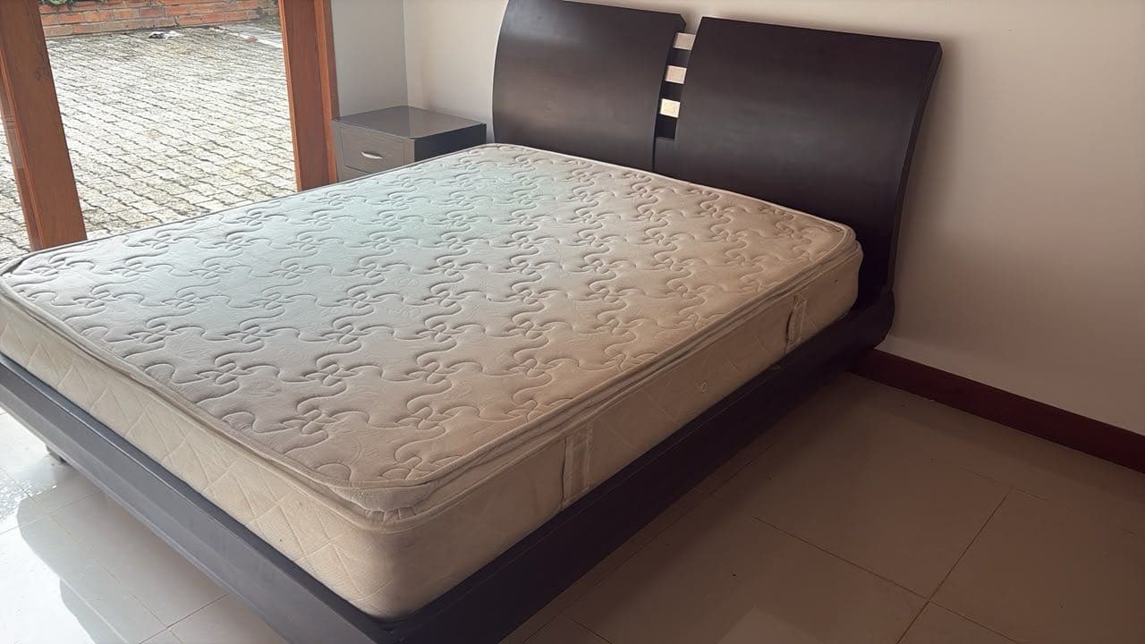 imagen de producto Cama con colchón y nochero