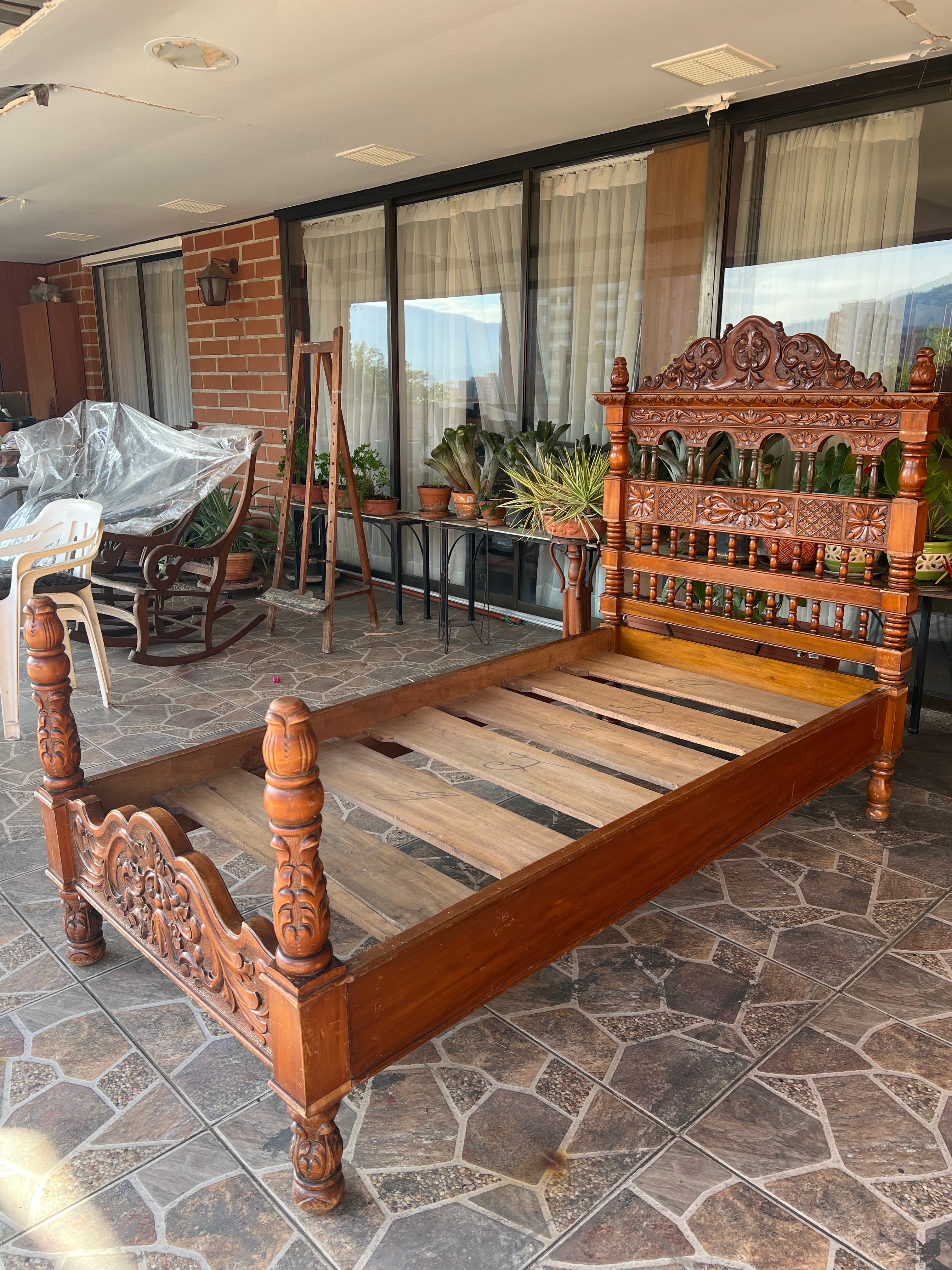 imagen de producto Cama en cedro tallada