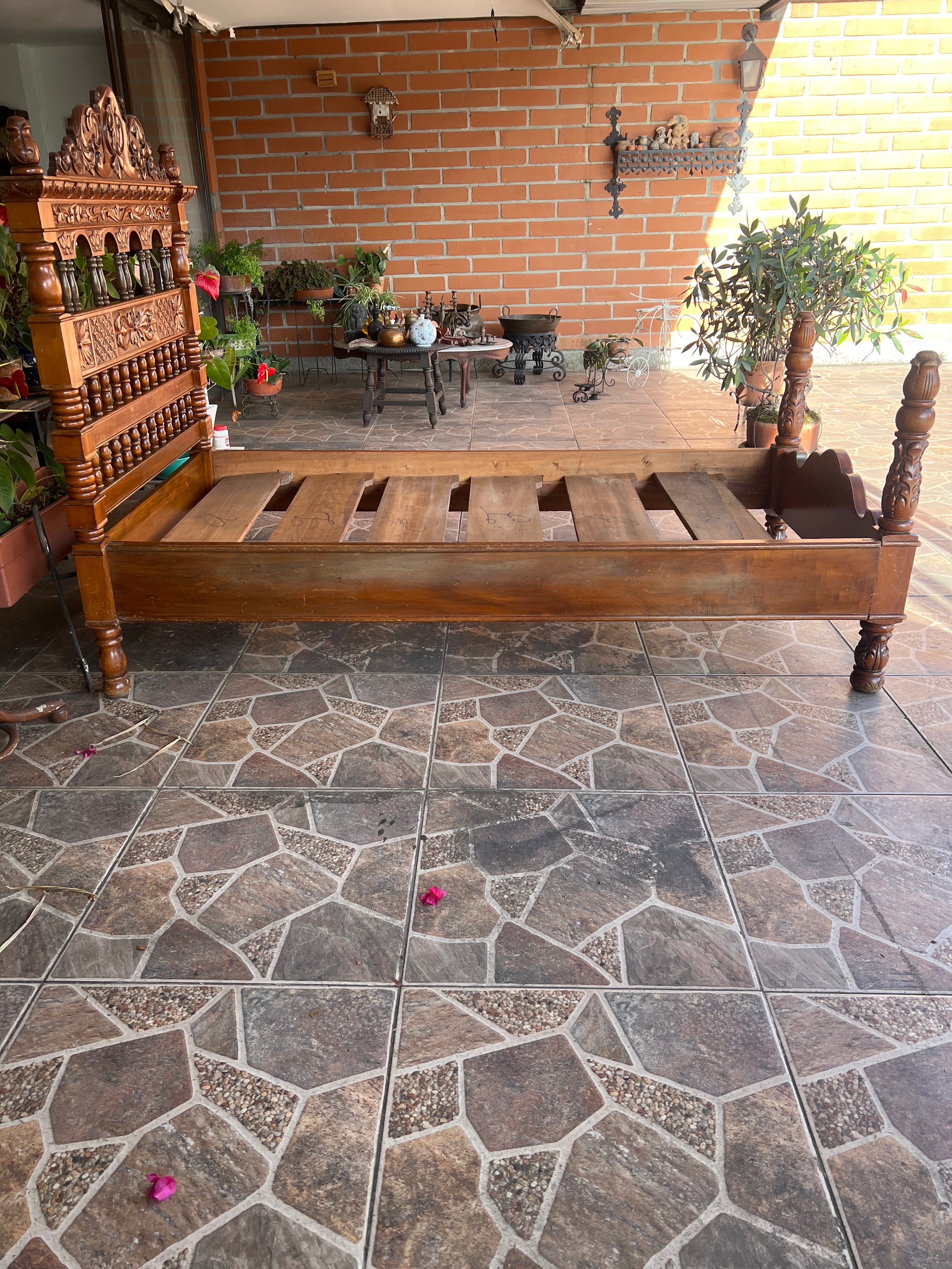 imagen de producto Cama en cedro tallada