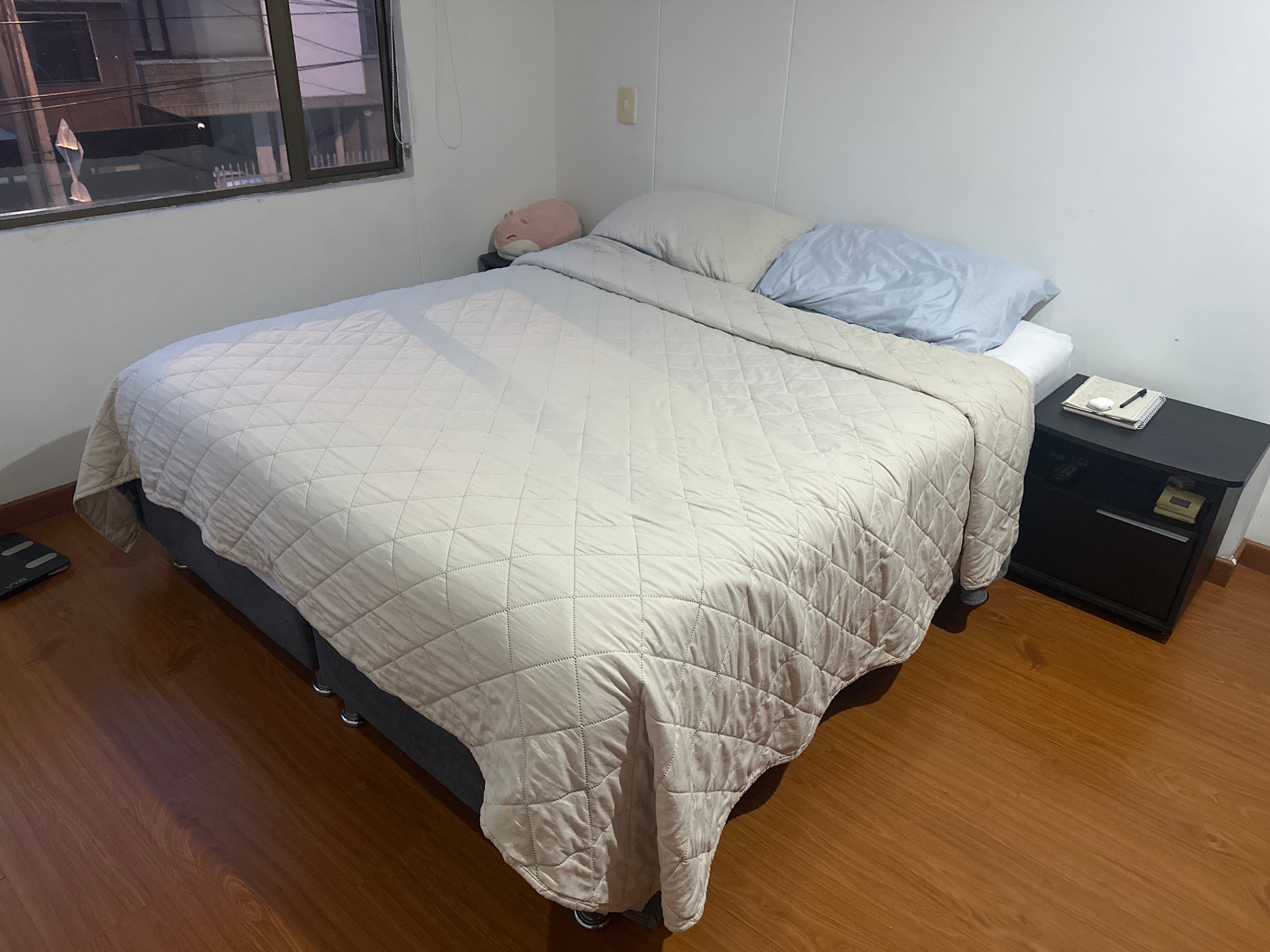 imagen de producto Base cama Gris con colchon tamaño queen