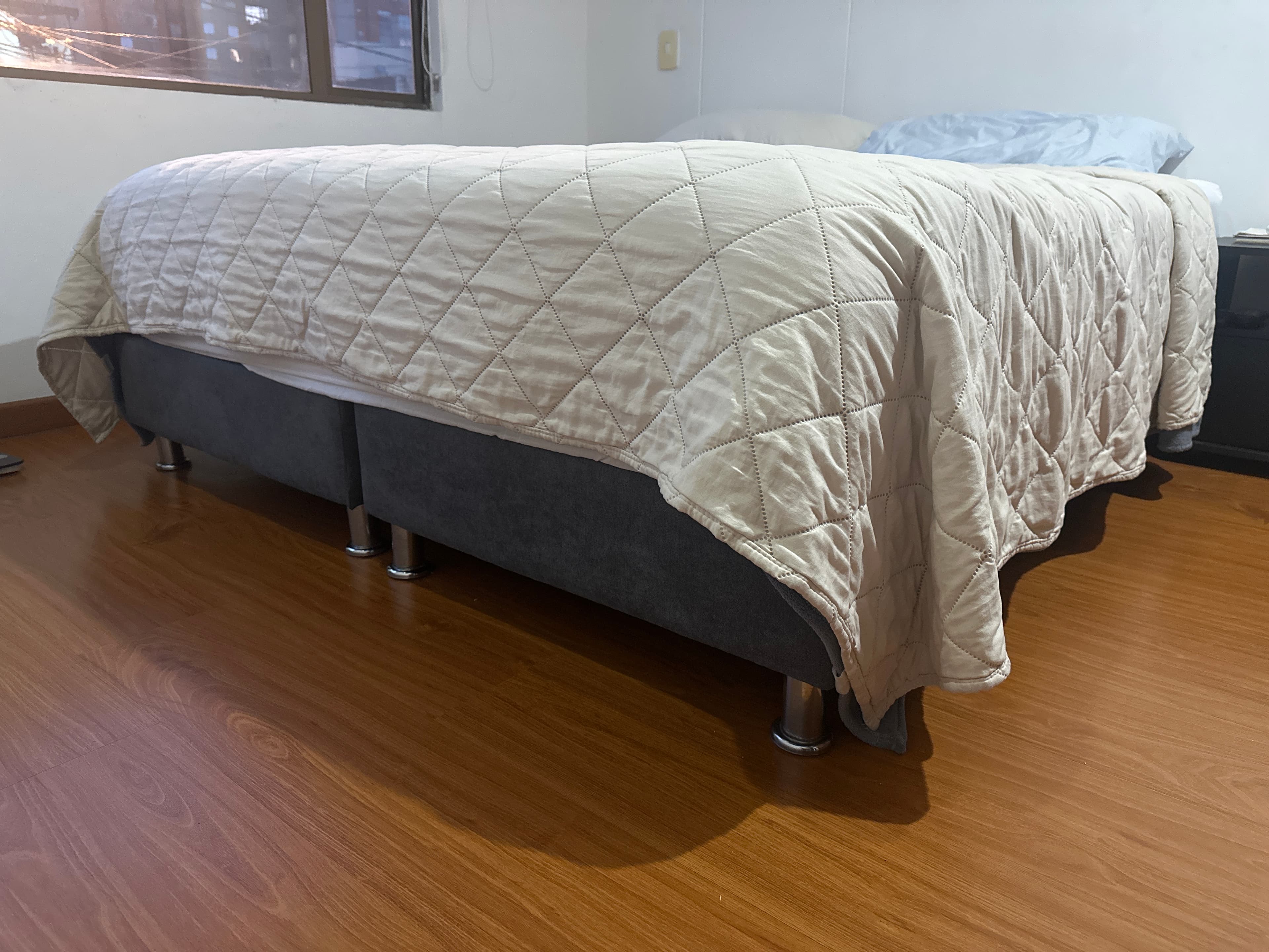 imagen de producto Base cama Gris con colchon tamaño queen