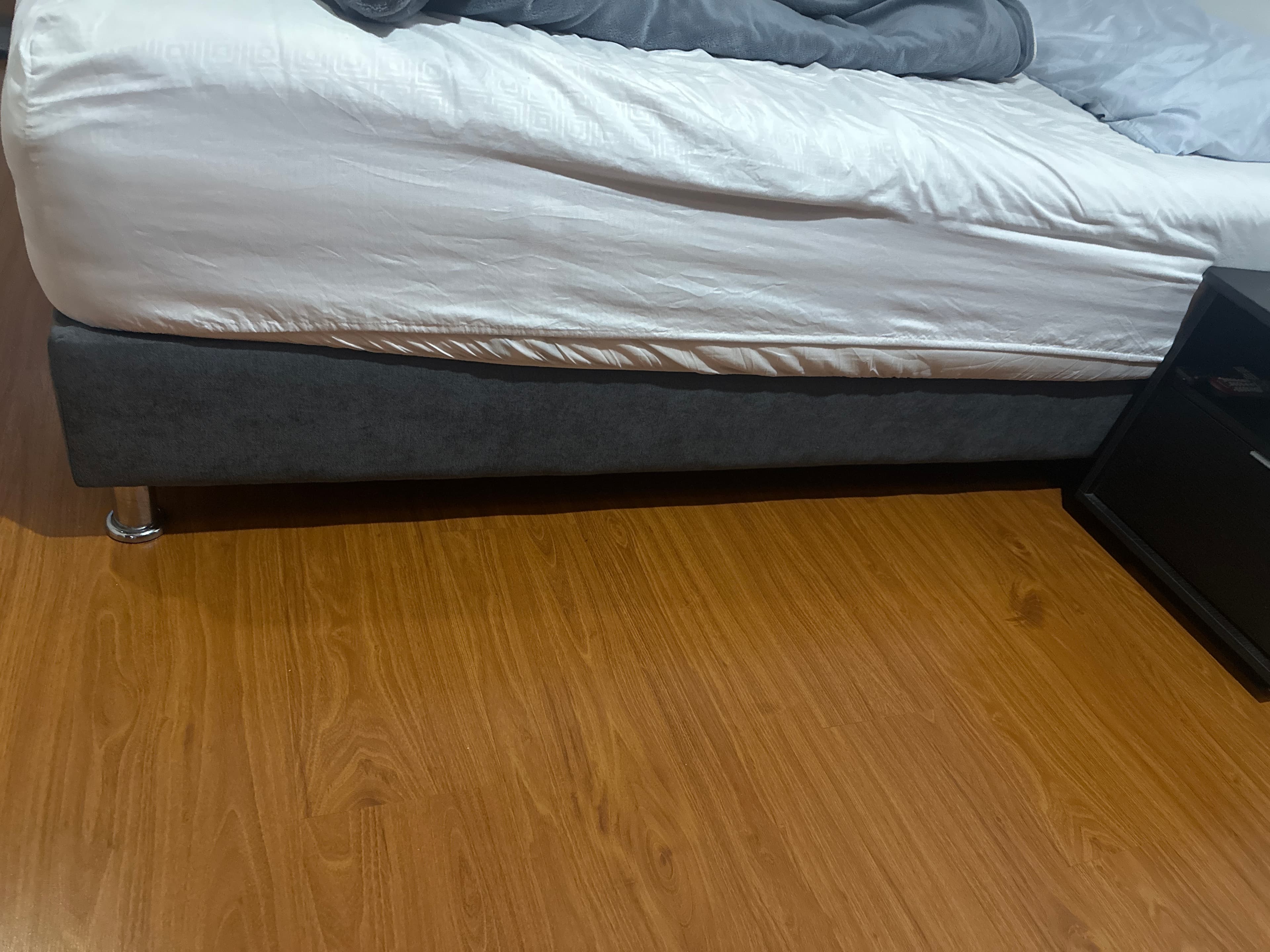 imagen de producto Base cama Gris con colchon tamaño queen