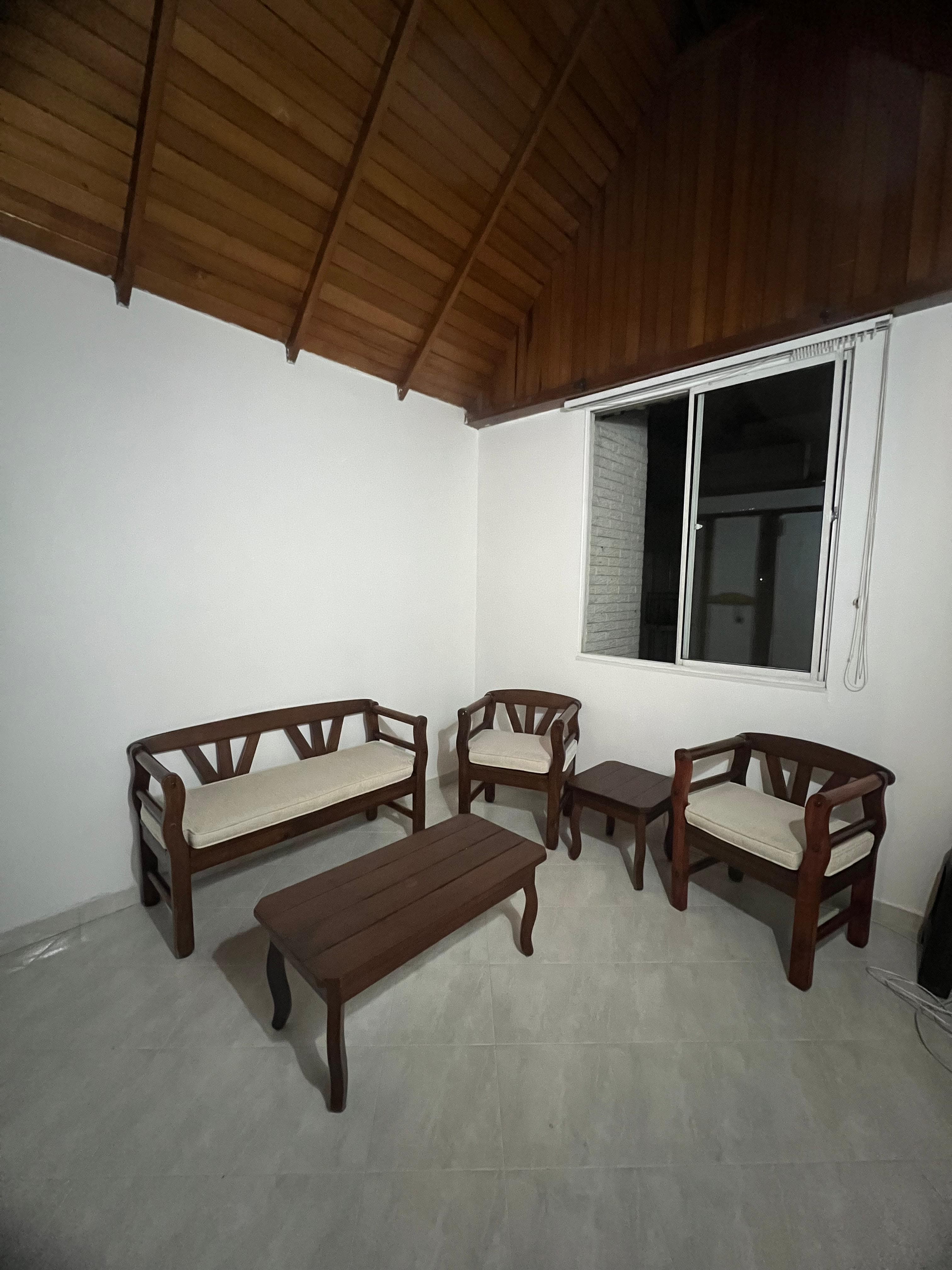 imagen de producto Juego de sala en madera maciza