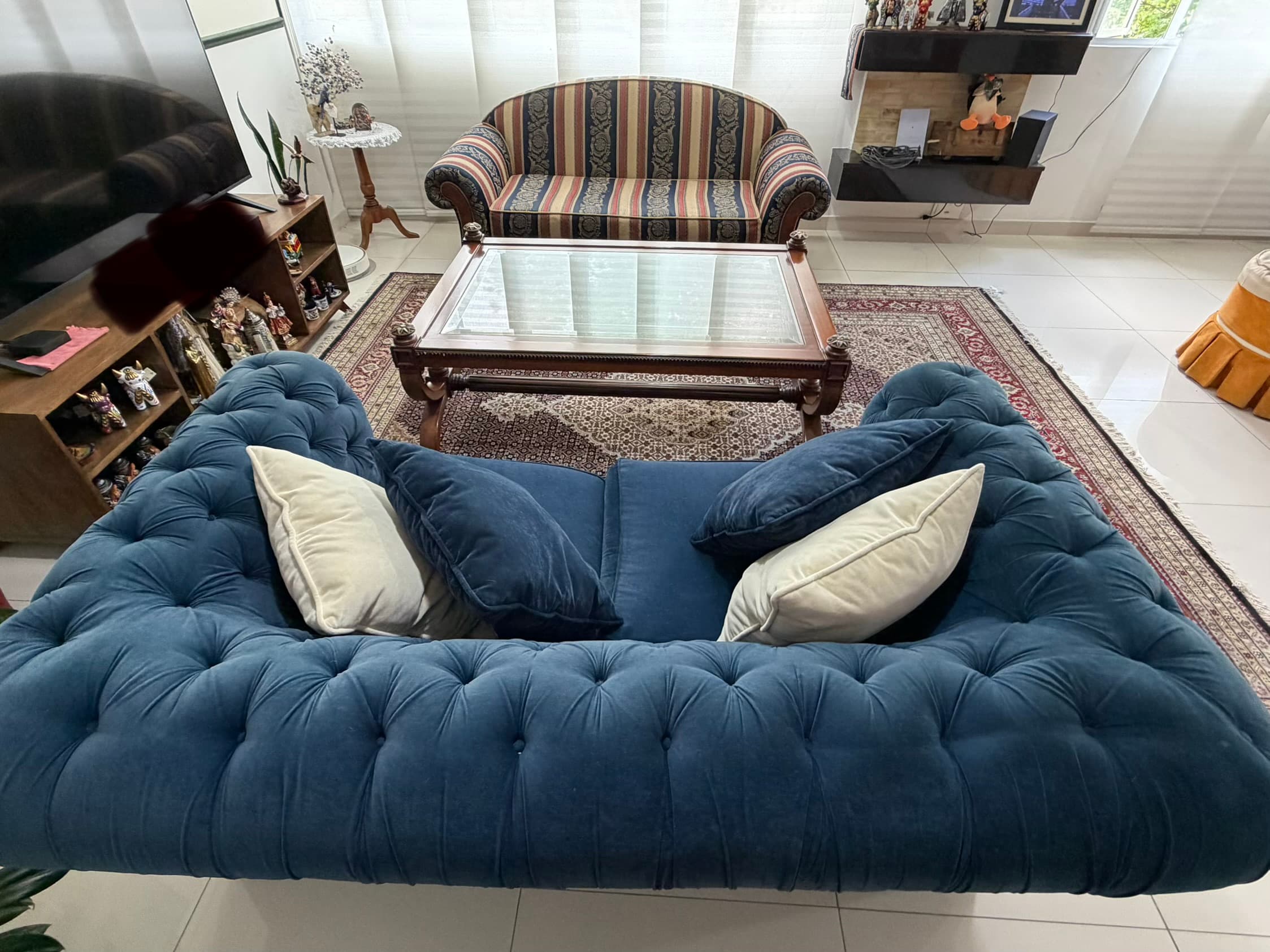 imagen de producto sala con dos sofás de dos puestos y mesa.
