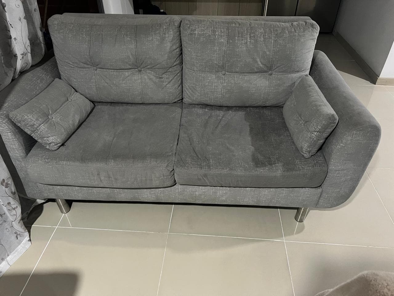 imagen de producto Sofá gris dos puestos, dos sillas auxiliares