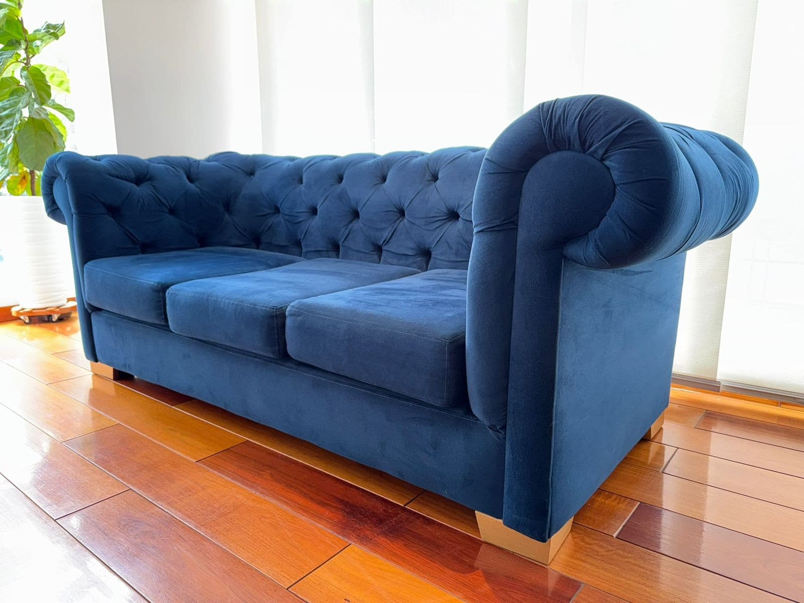 imagen de producto SOFA 3 P & PUFF CAPITONEADO