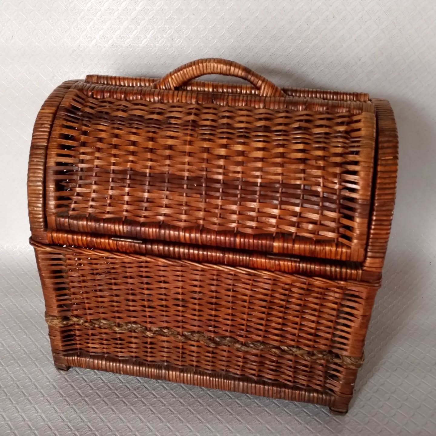 imagen de producto BAUL CANASTO ITALY ANTIGUO EN MIMBRE Y MADERA