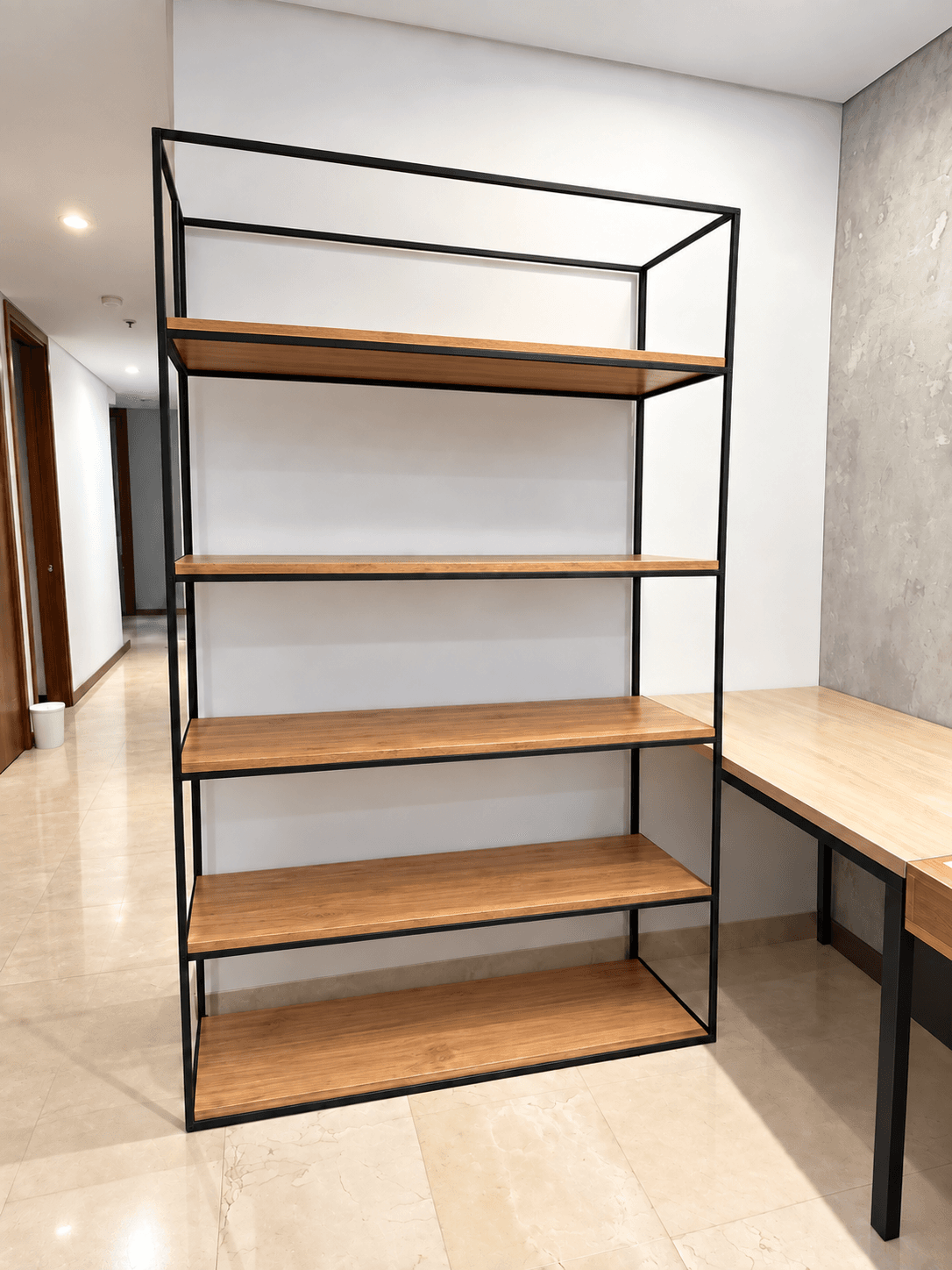 imagen de producto Estantería de madera y acero.