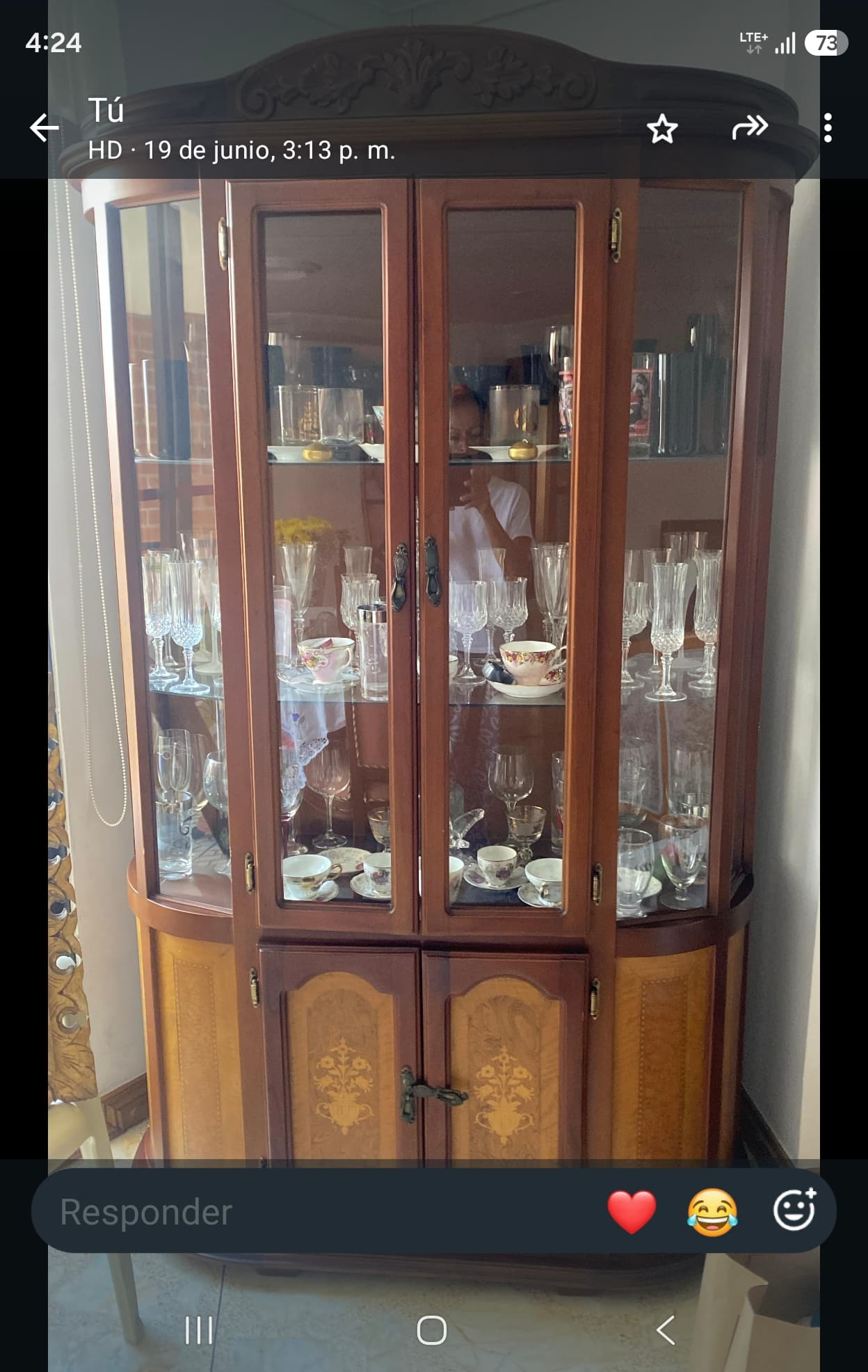 imagen de producto Vitrina en madera y vidrio