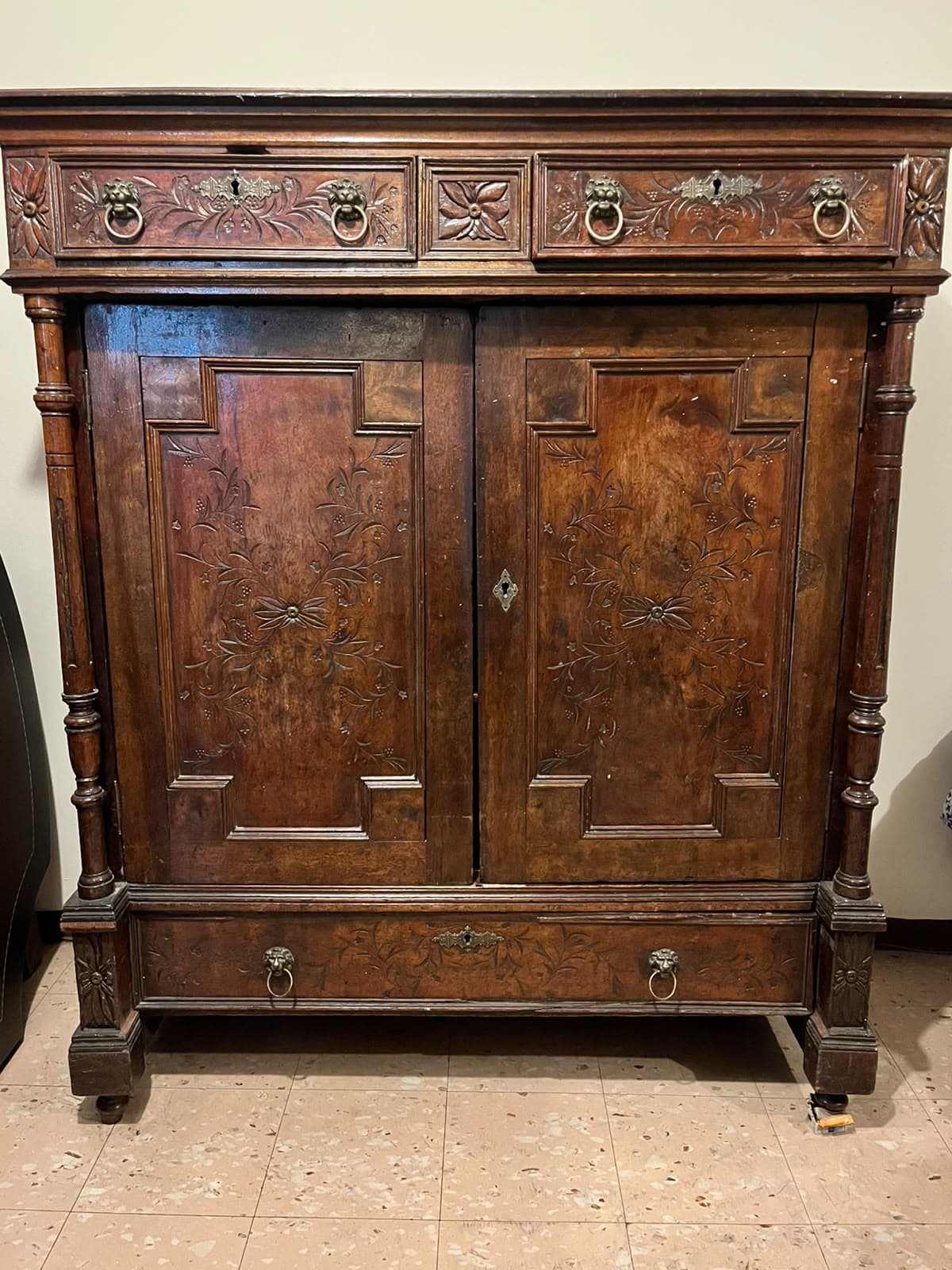 imagen de producto Armario / Credenza Antigua de Madera Tallada