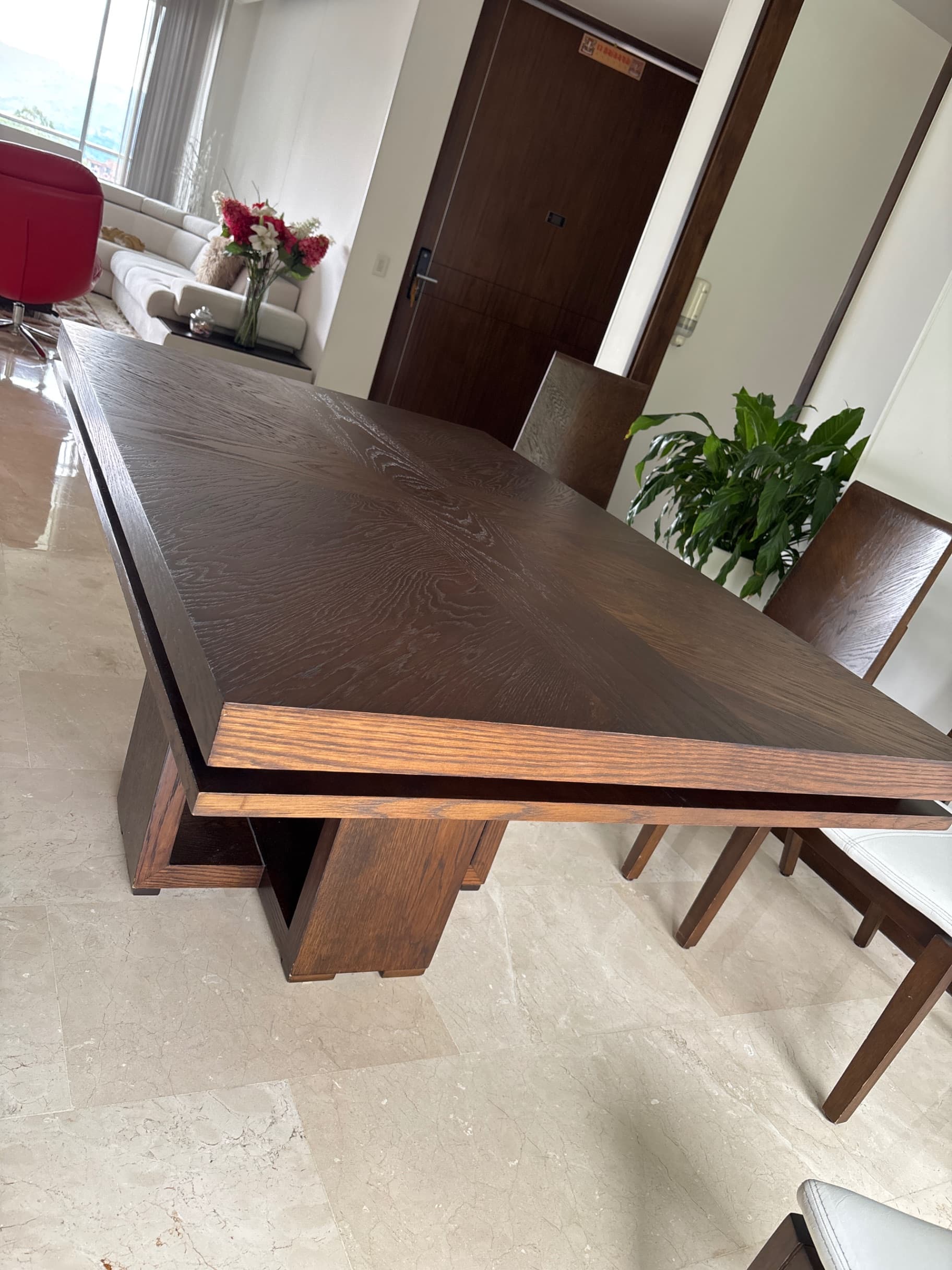 imagen de producto Comedor 6 puestos con sillas roble macizo y cuero.