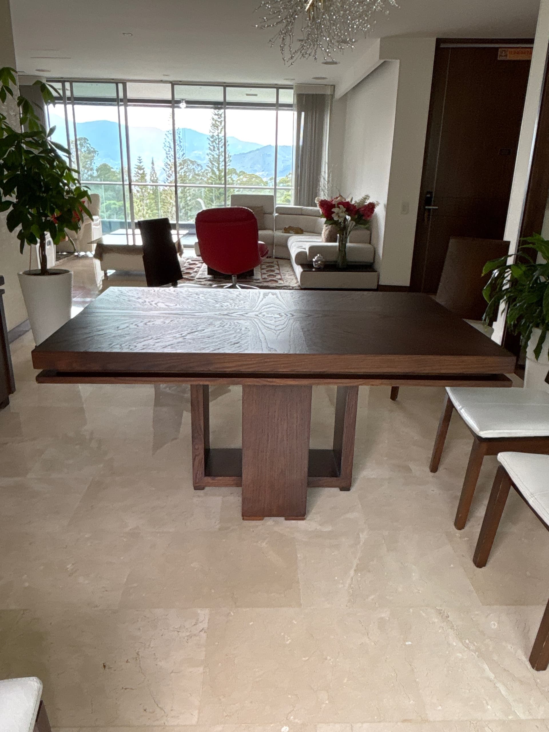imagen de producto Comedor 6 puestos con sillas roble macizo y cuero.