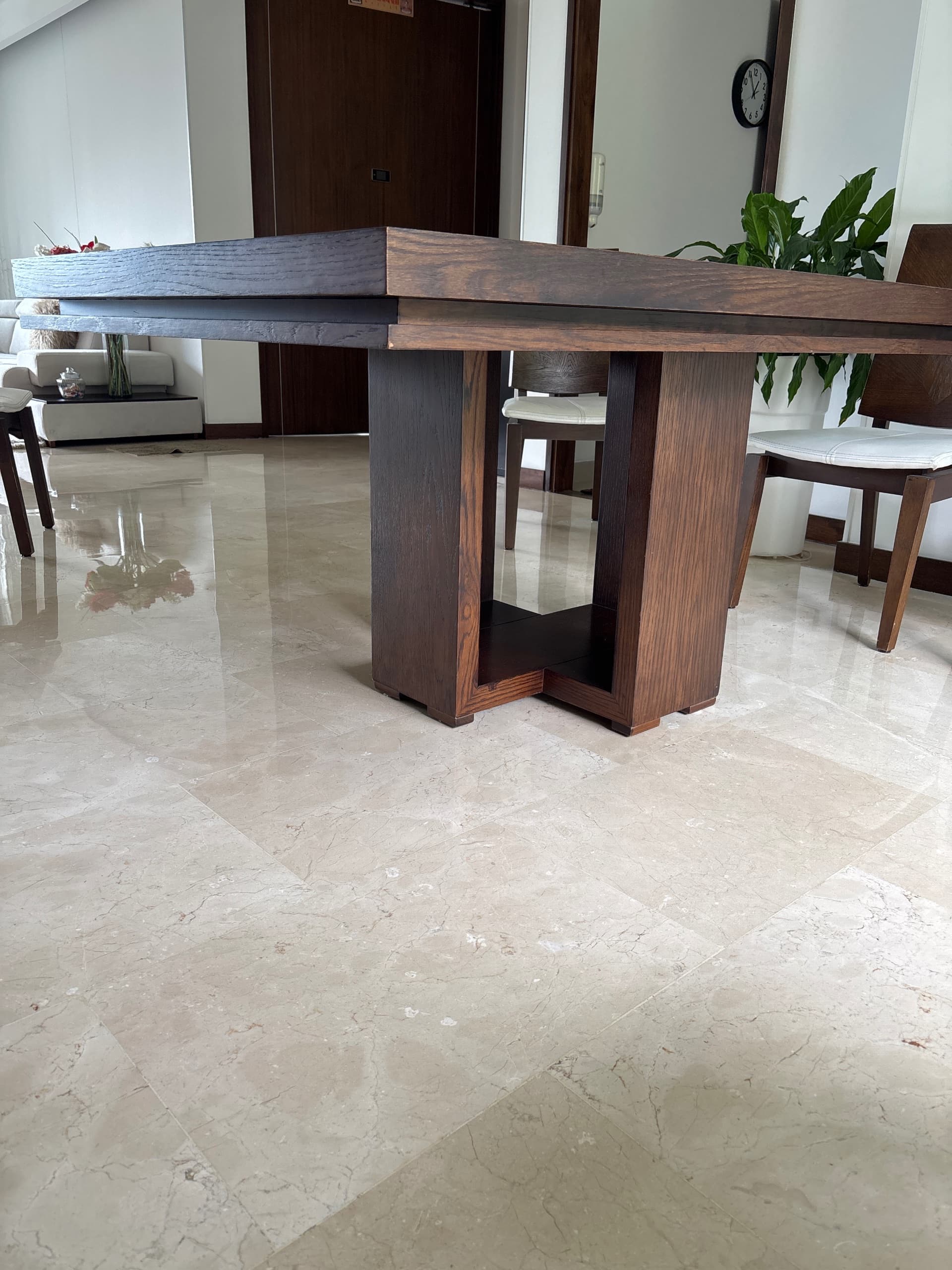 imagen de producto Comedor 6 puestos con sillas roble macizo y cuero.