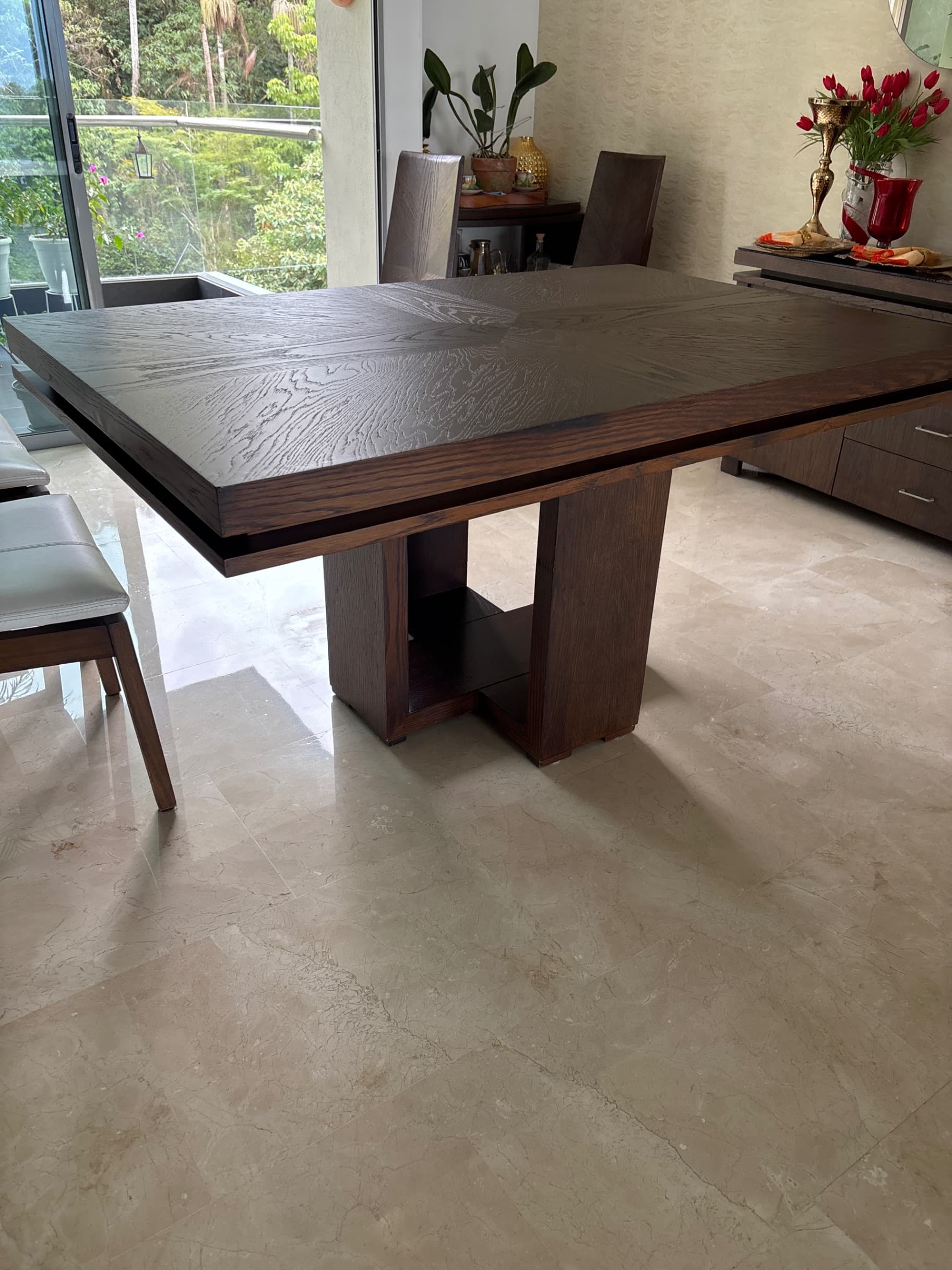 imagen de producto Comedor 6 puestos con sillas roble macizo y cuero.
