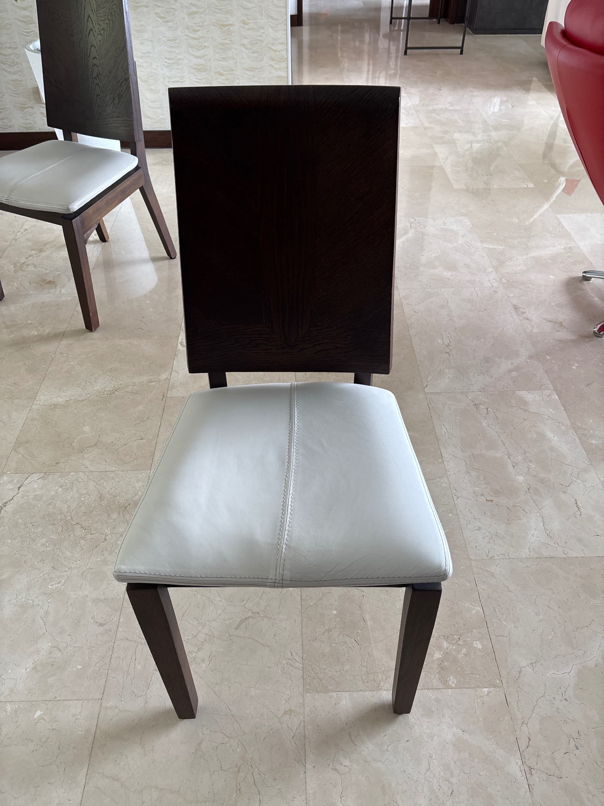imagen de producto Comedor 6 puestos con sillas roble macizo y cuero.