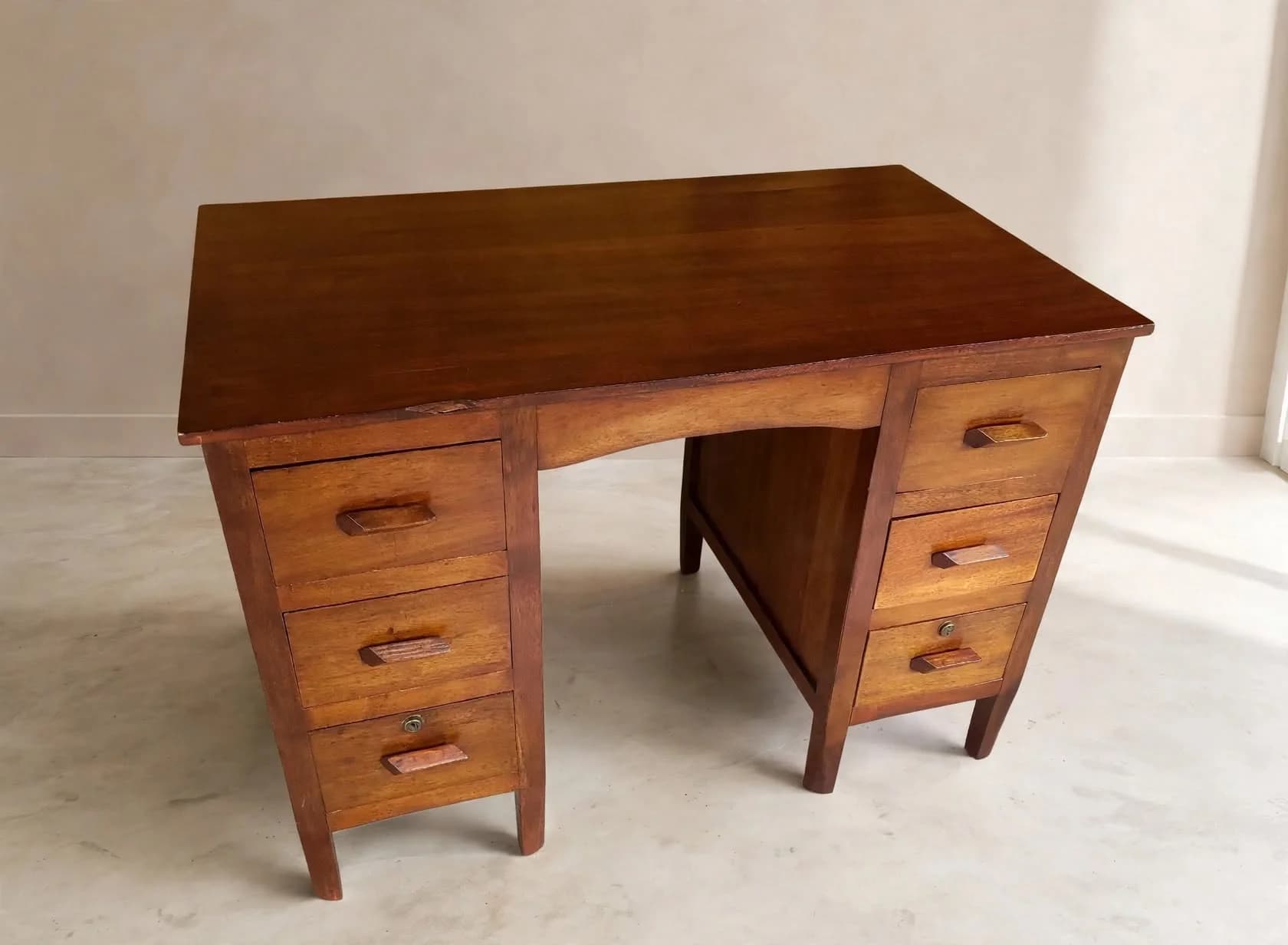imagen de producto ESCRITORIO ANTIGUO MADERA CEDRO MACIZO 6 CAJONES