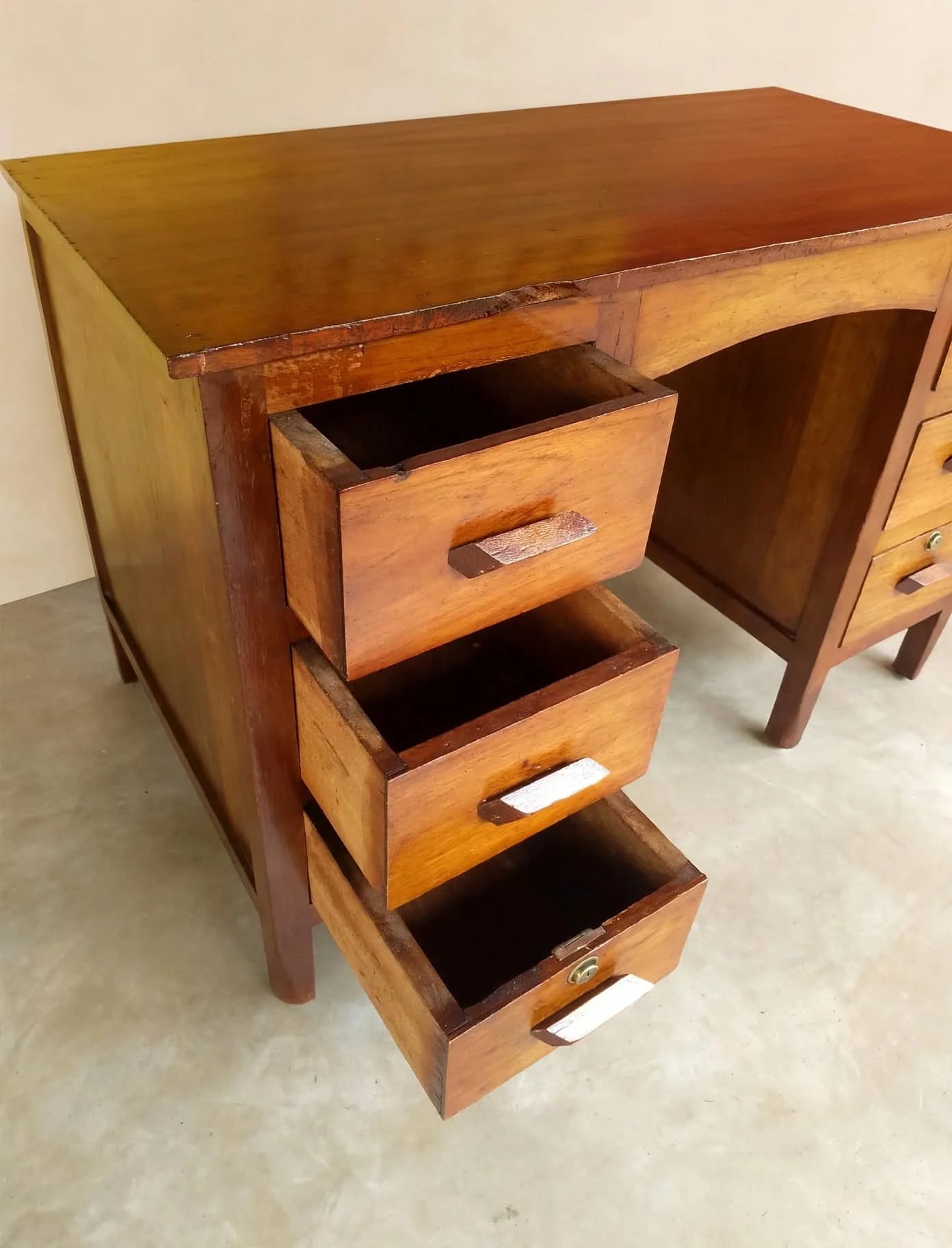 imagen de producto ESCRITORIO ANTIGUO MADERA CEDRO MACIZO 6 CAJONES