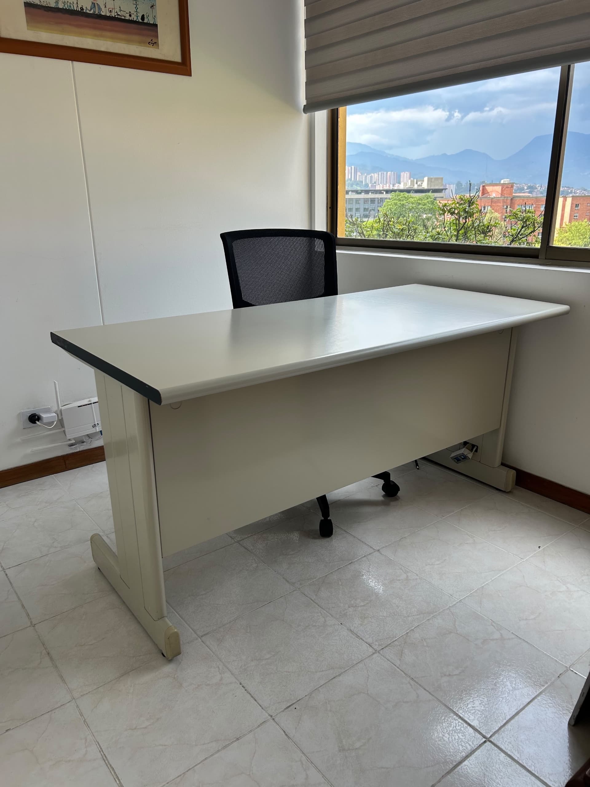 imagen de producto Escritorio metálico