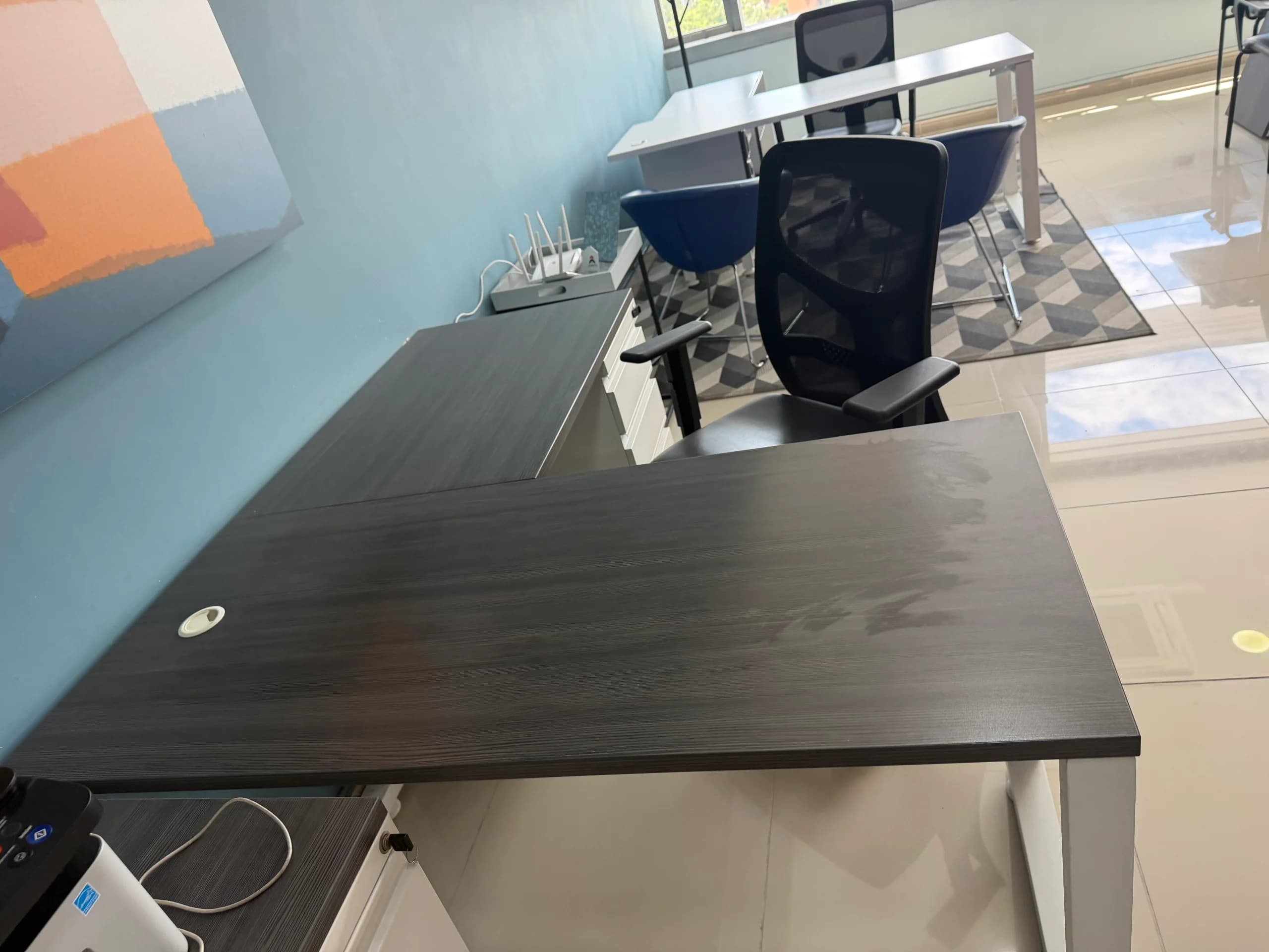 imagen de producto Escritorio en L con superficie en madera oscura