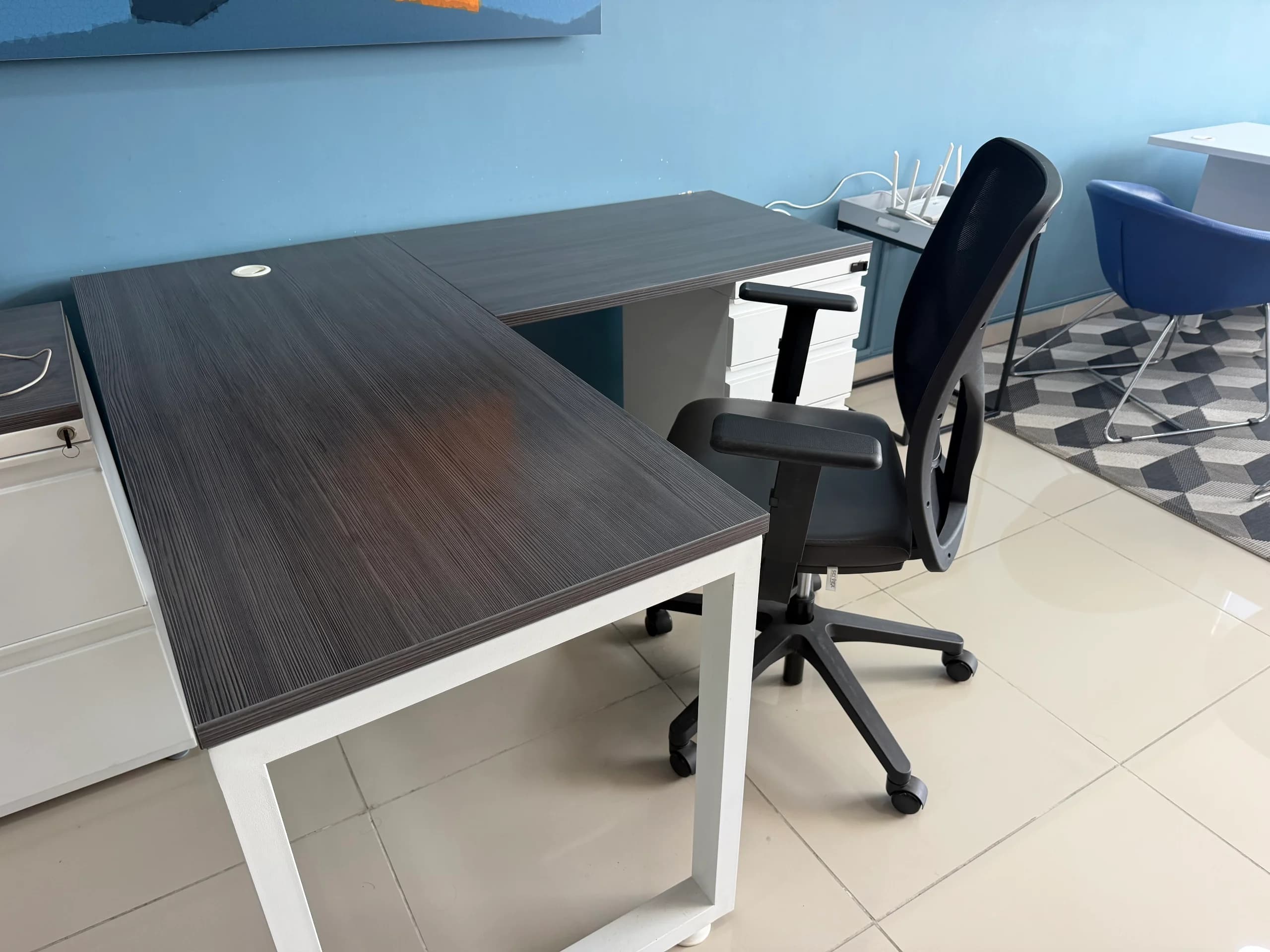 imagen de producto Escritorio en L con superficie en madera oscura