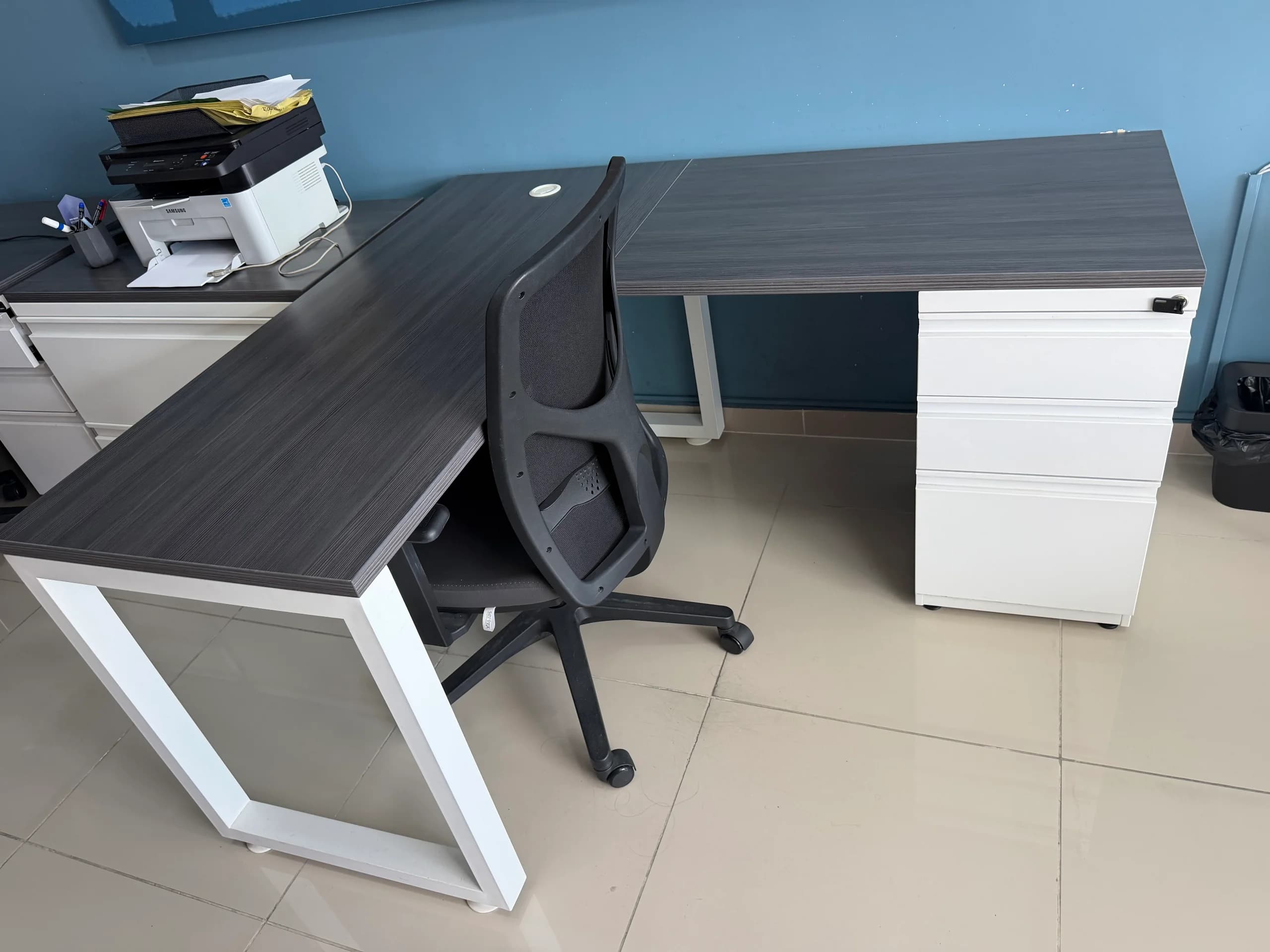 imagen de producto Escritorio en L con superficie en madera oscura