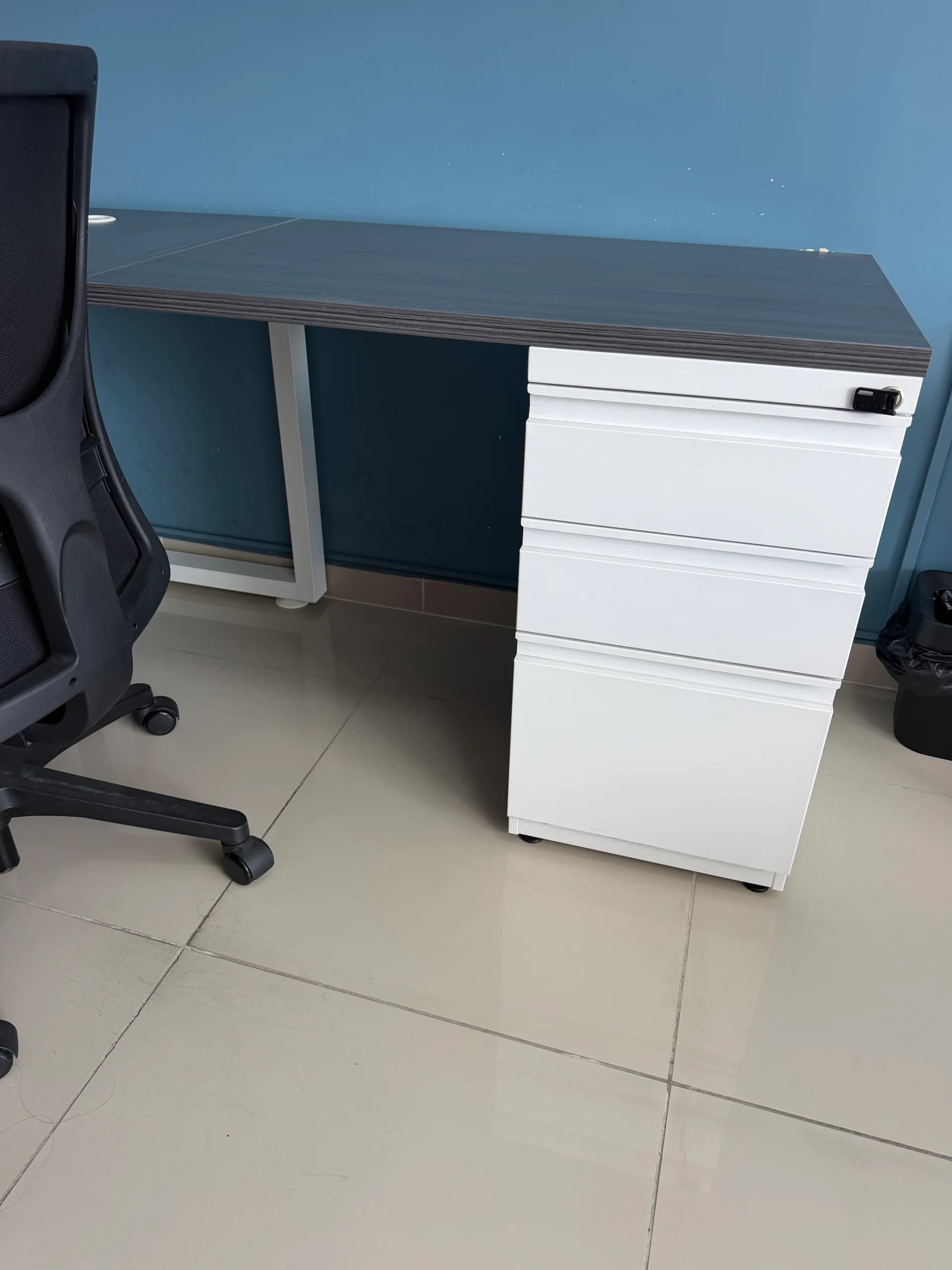 imagen de producto Escritorio en L con superficie en madera oscura