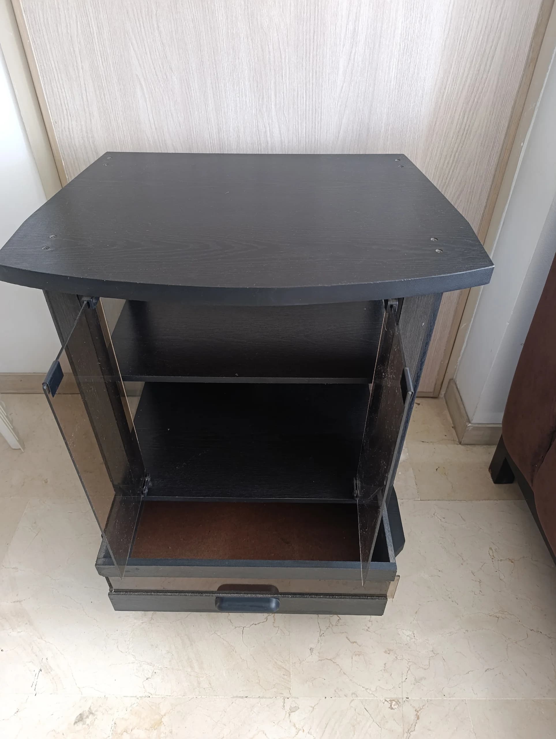 imagen de producto Mesa Auxiliar con ruedas puerta en vidrio y cajón