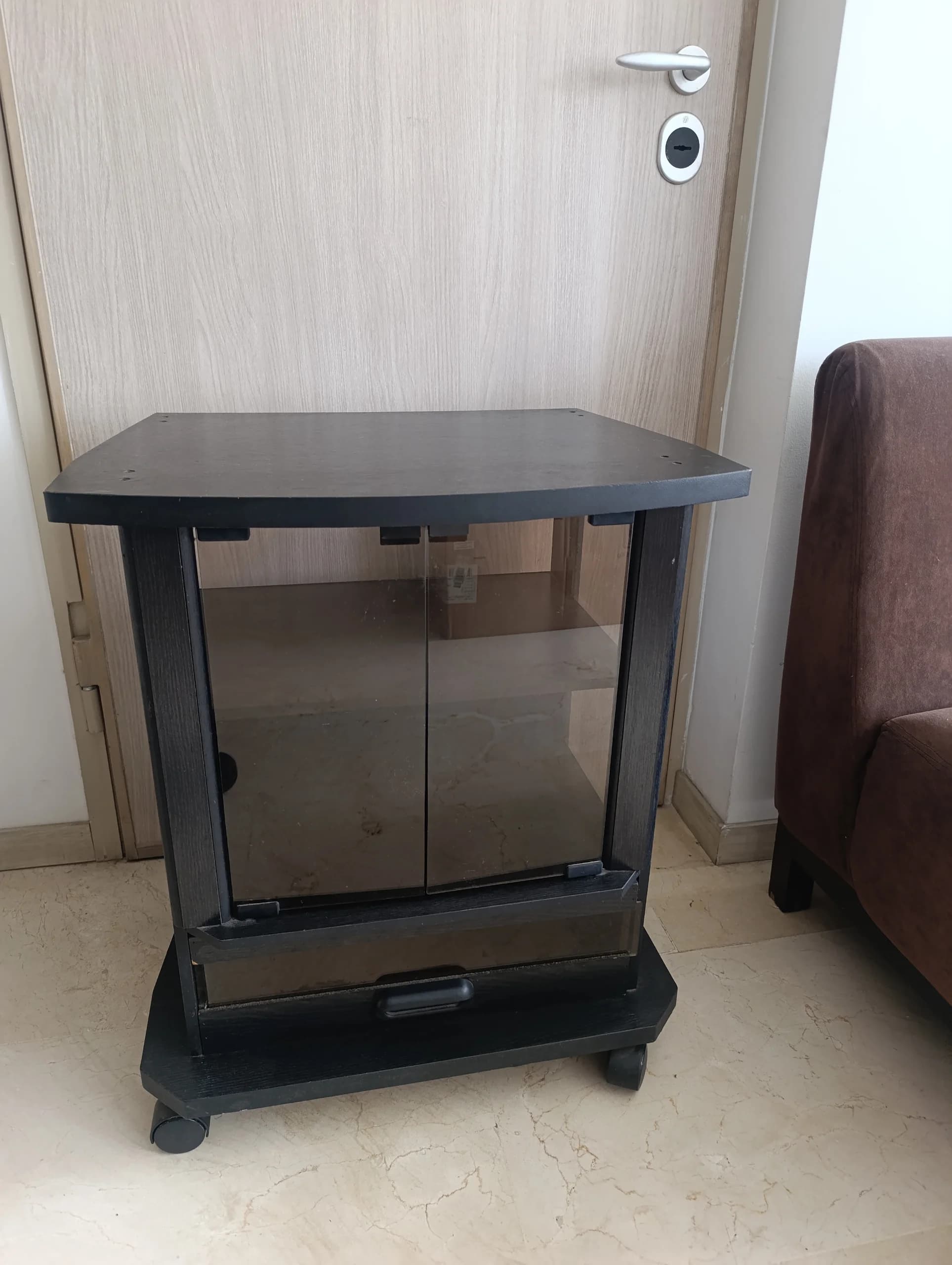 imagen de producto Mesa Auxiliar con ruedas puerta en vidrio y cajón