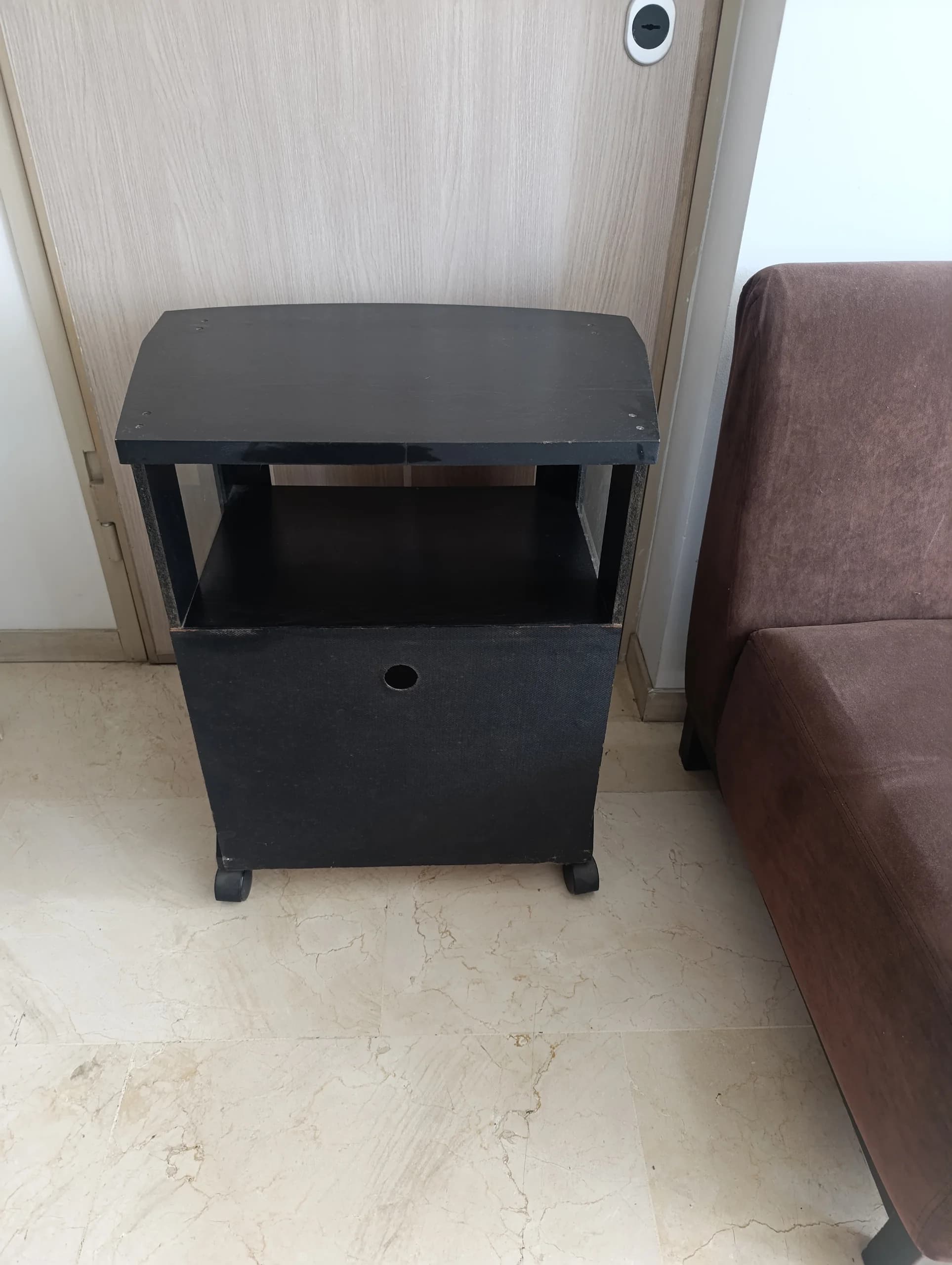 imagen de producto Mesa Auxiliar con ruedas puerta en vidrio y cajón
