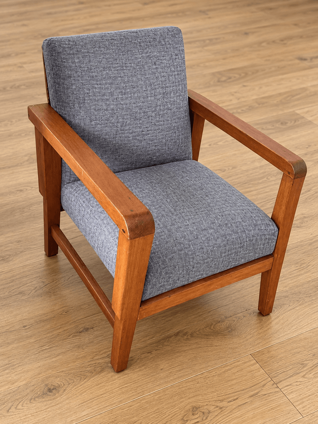 imagen de producto Poltrona gris con madera.