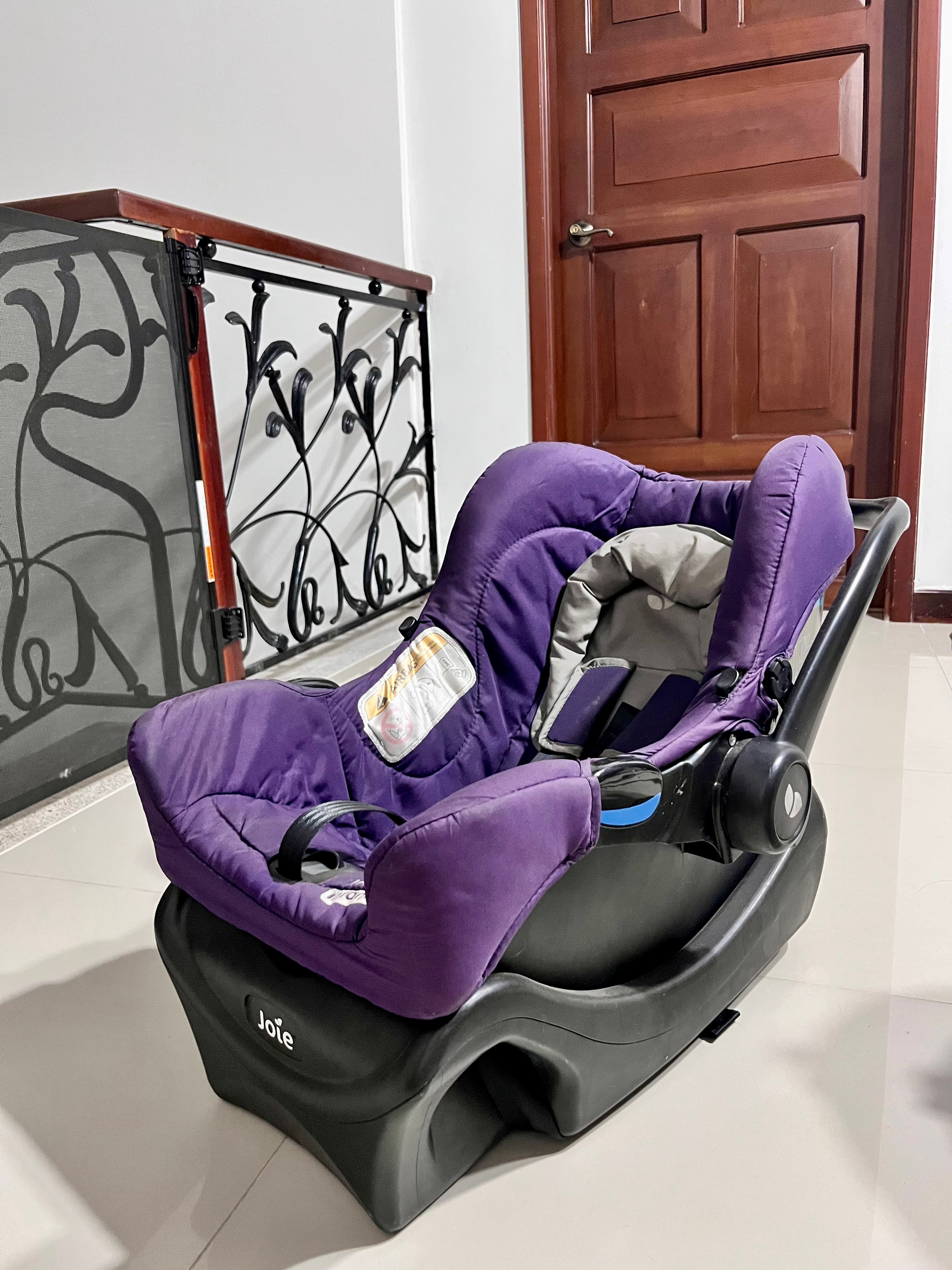 imagen de producto silla para carro Joie con base